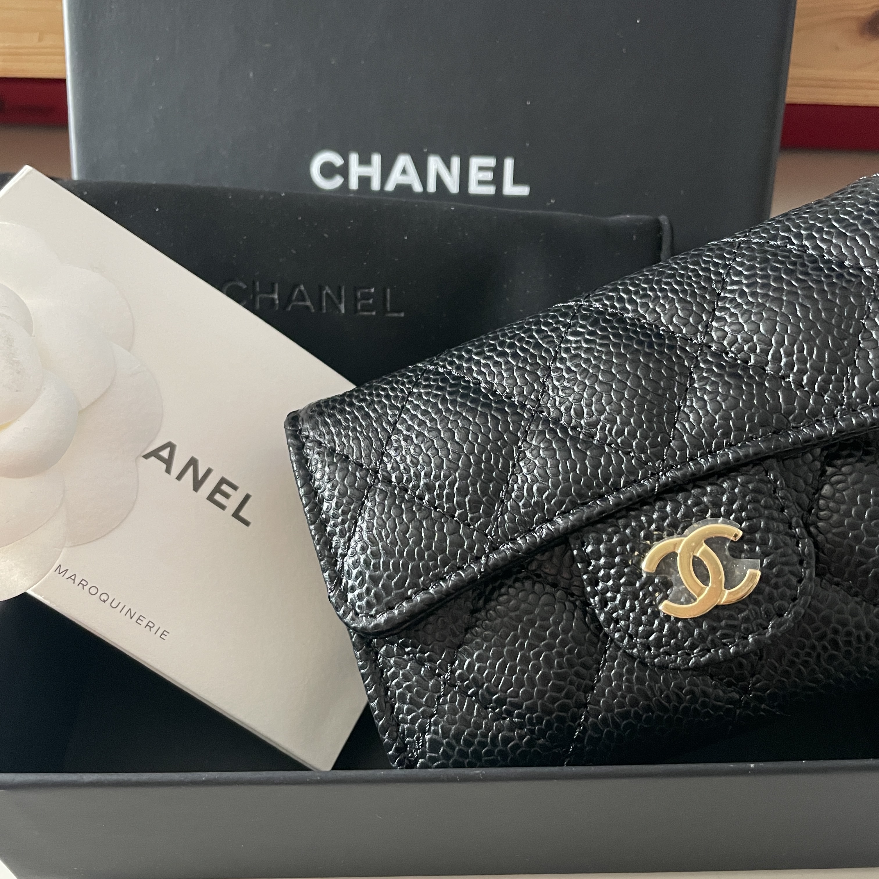 Chanel Classic Card Holder Grained Calfskin & Gold Black 착용 스타일