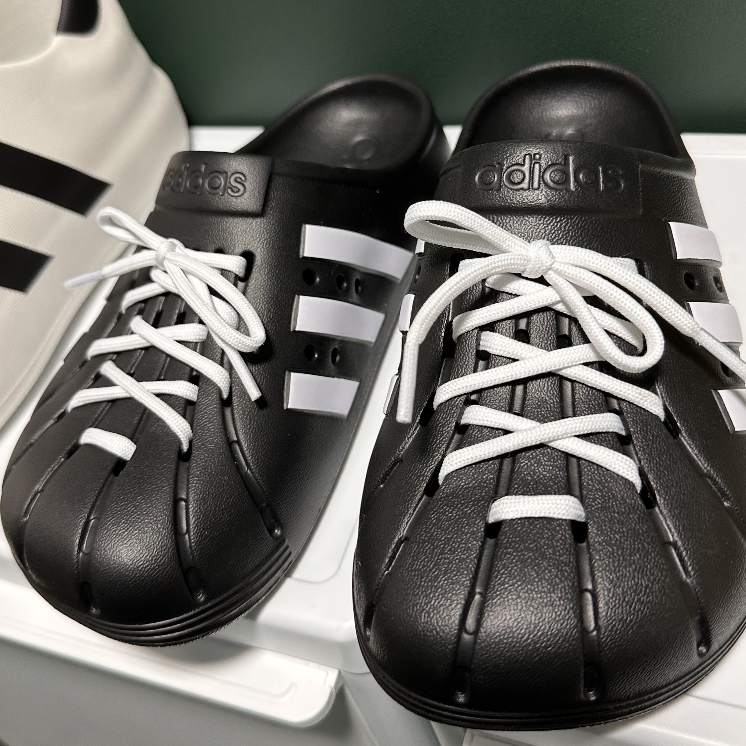 Adidas Adilette Clog Black White 착용 스타일