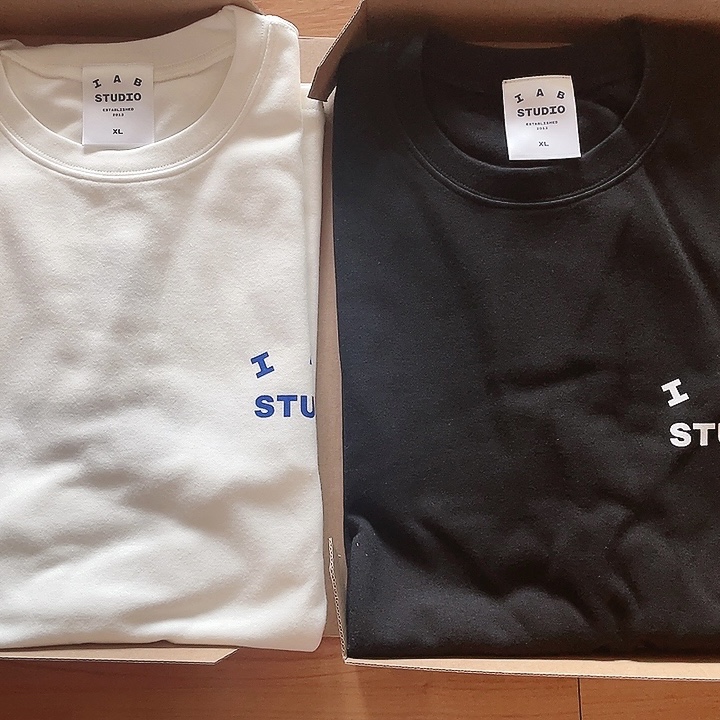IAB Studio 10th Anniversary T-Shirts Pack White & Black (2 Pack) 착용 스타일 - 1