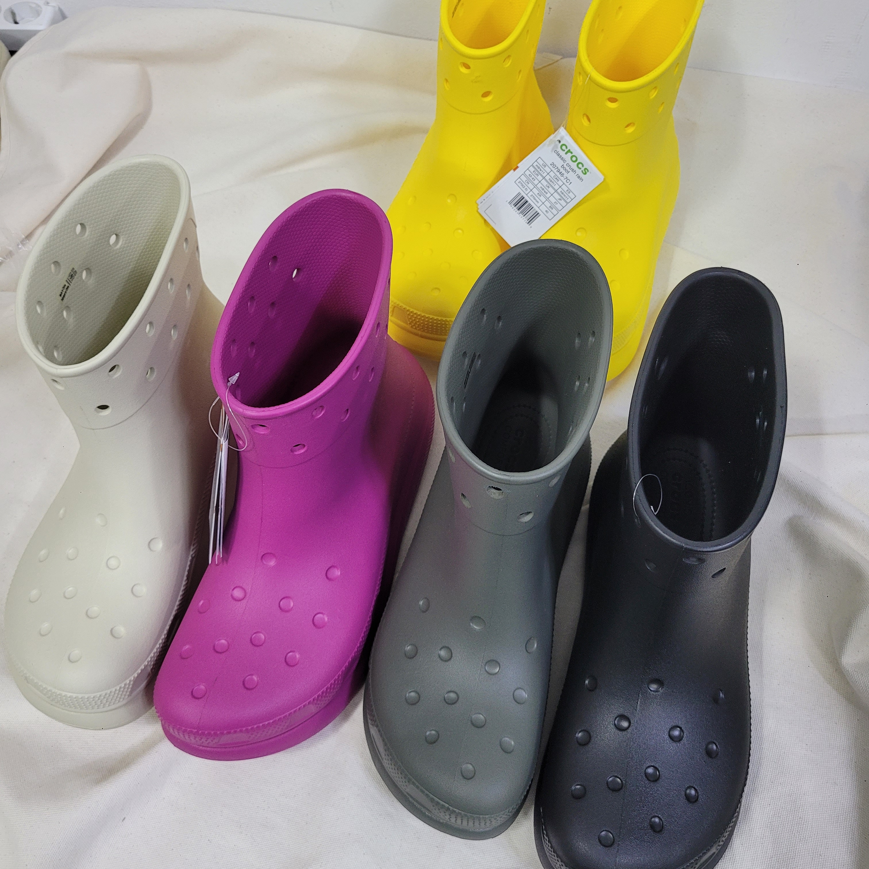 Crocs Classic Crush Boot Black, Crocs Classic Crush Boot Bone 착용 스타일 - 1