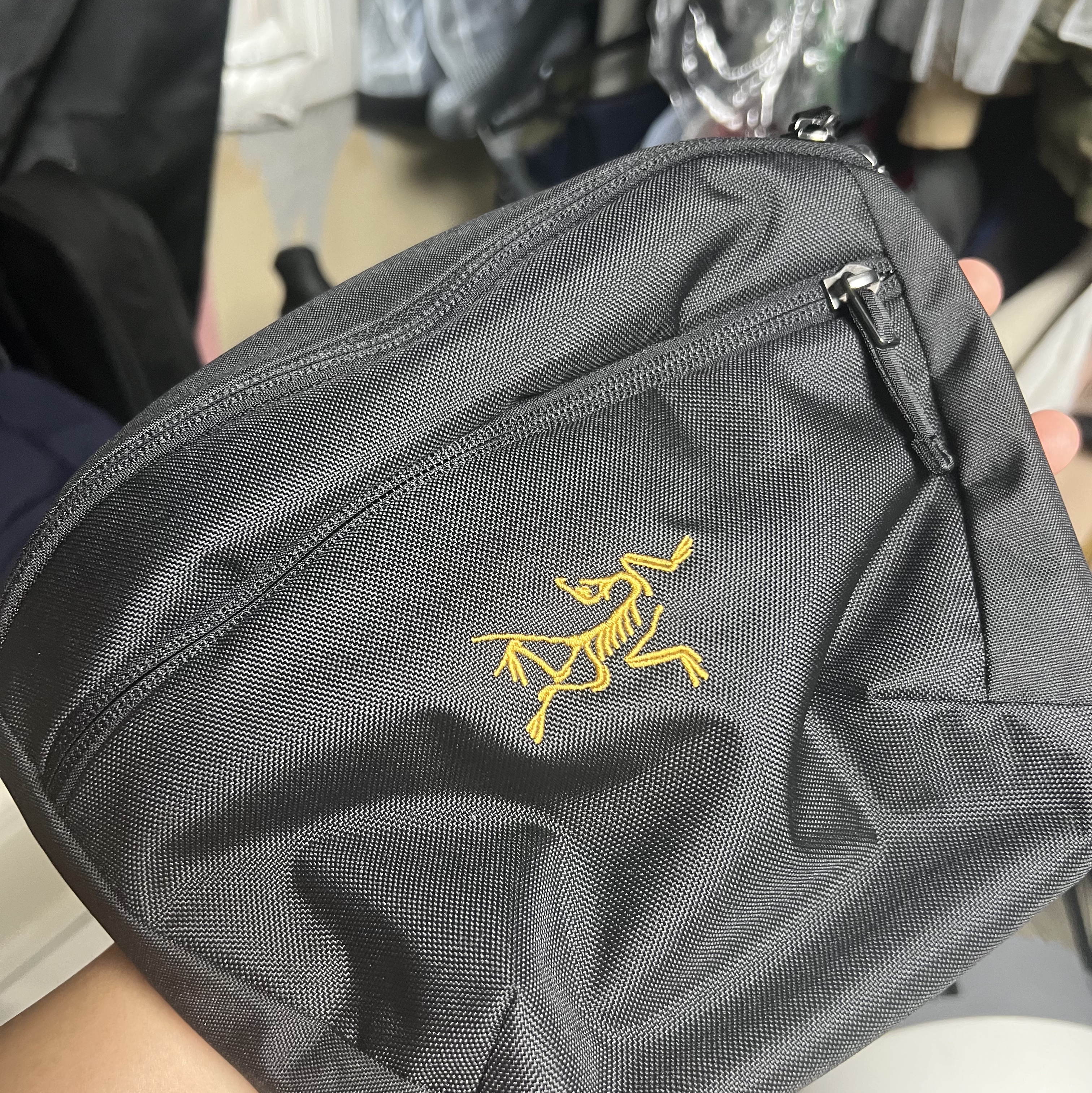 Arc'teryx Mantis 2 Waistpack 24K Black 착용 스타일