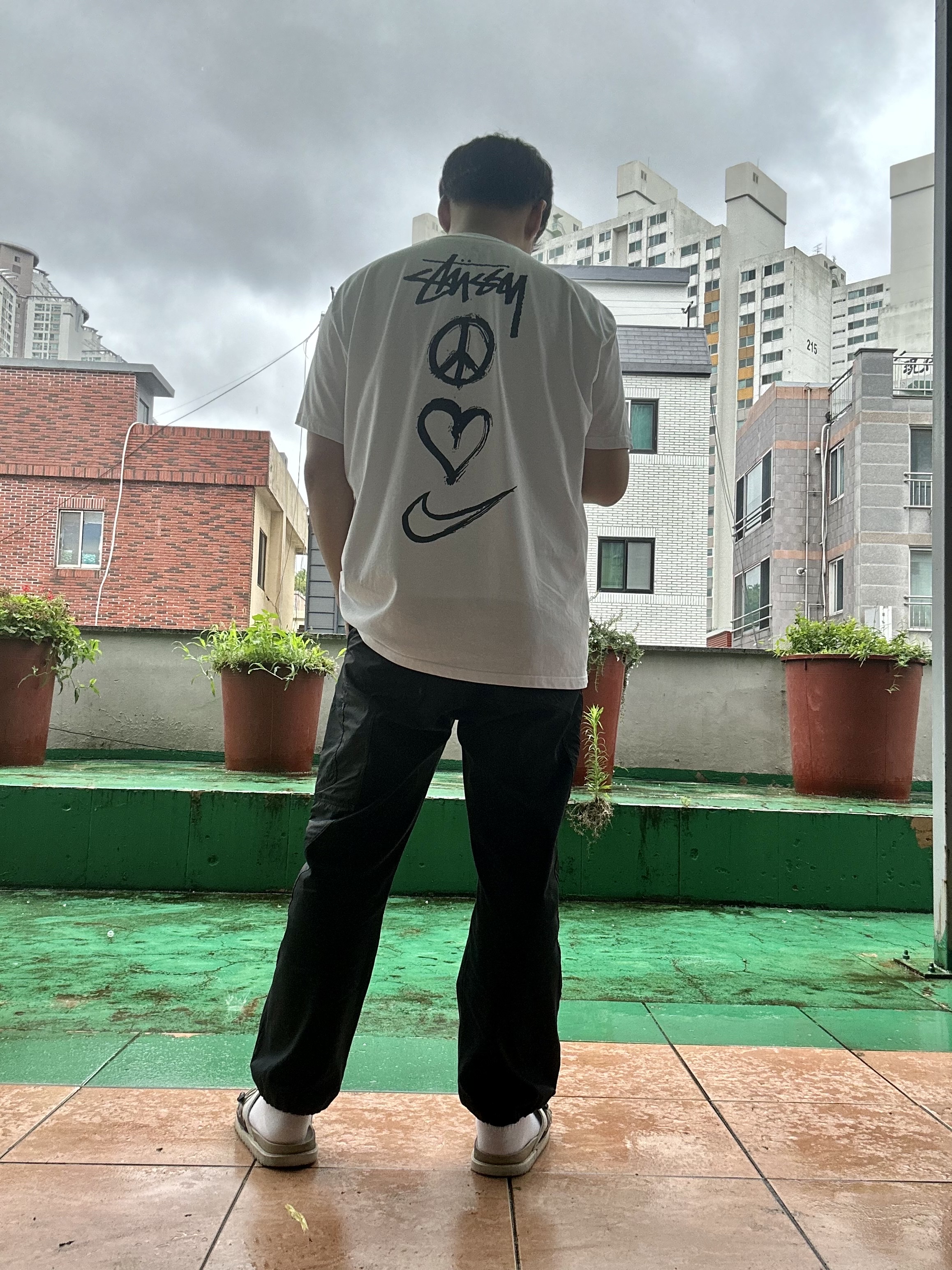 Nike x Stussy NRG RA T-Shirt Summit White (DM4942-121), Nike x Off-White NRG Pants Black 착용 스타일