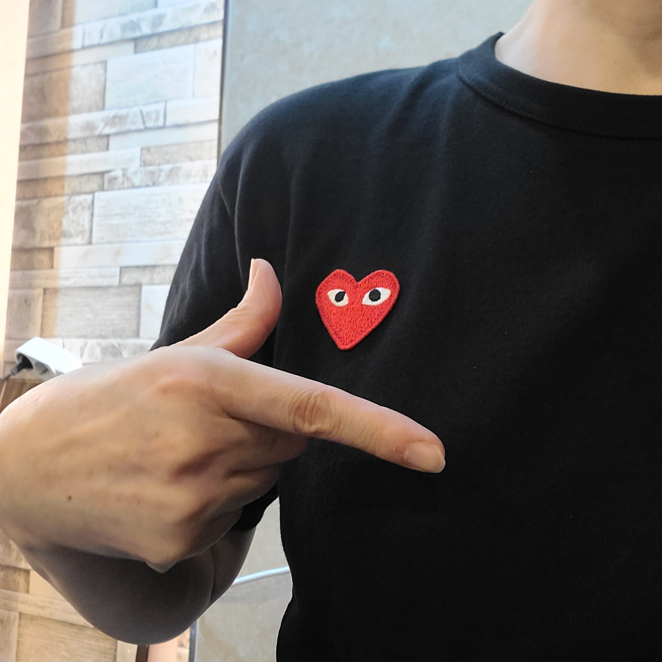 Play Comme des Garcons Red Heart T-Shirt Black 착용 스타일