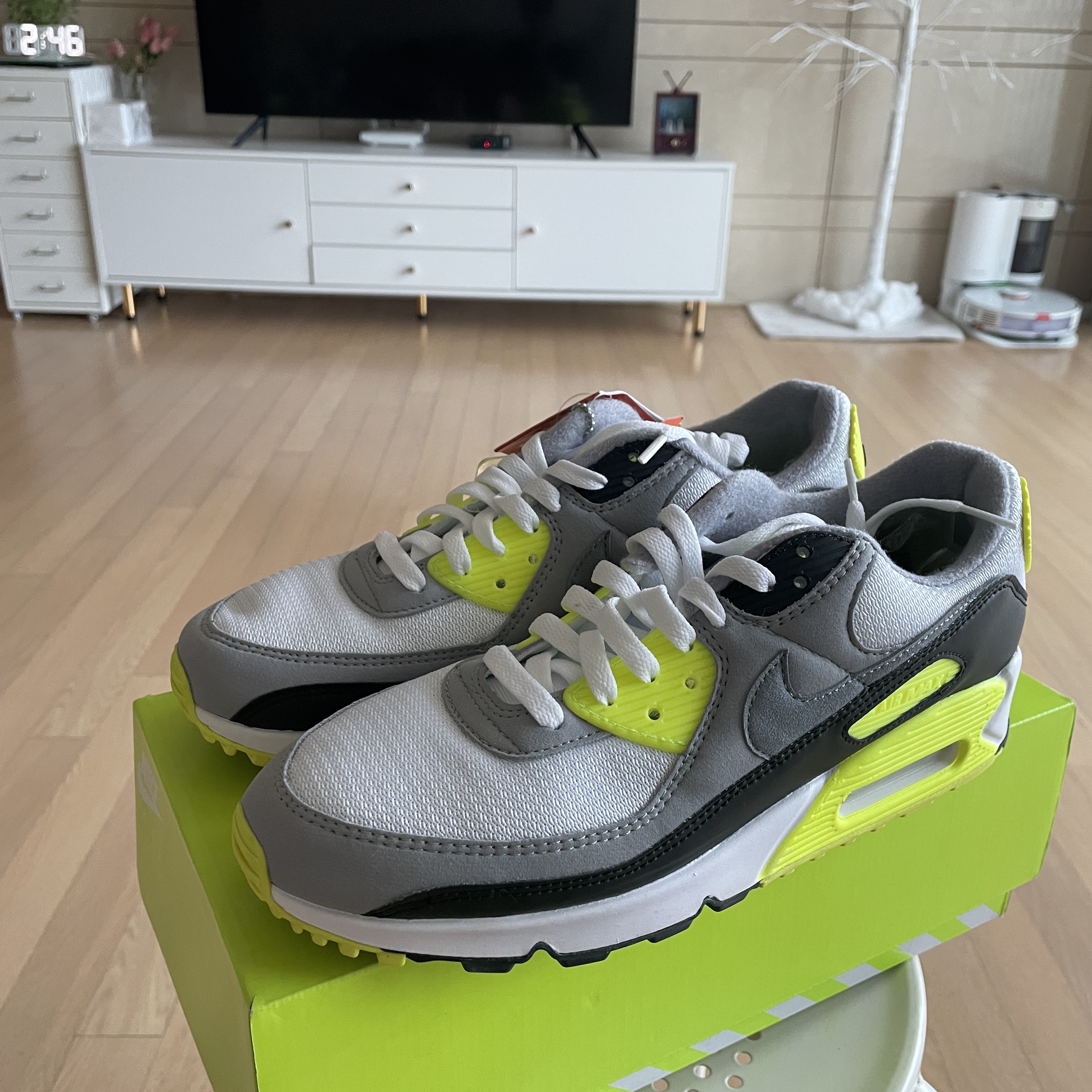 Nike Air Max 90 OG Volt 2020 착용 스타일 - 1