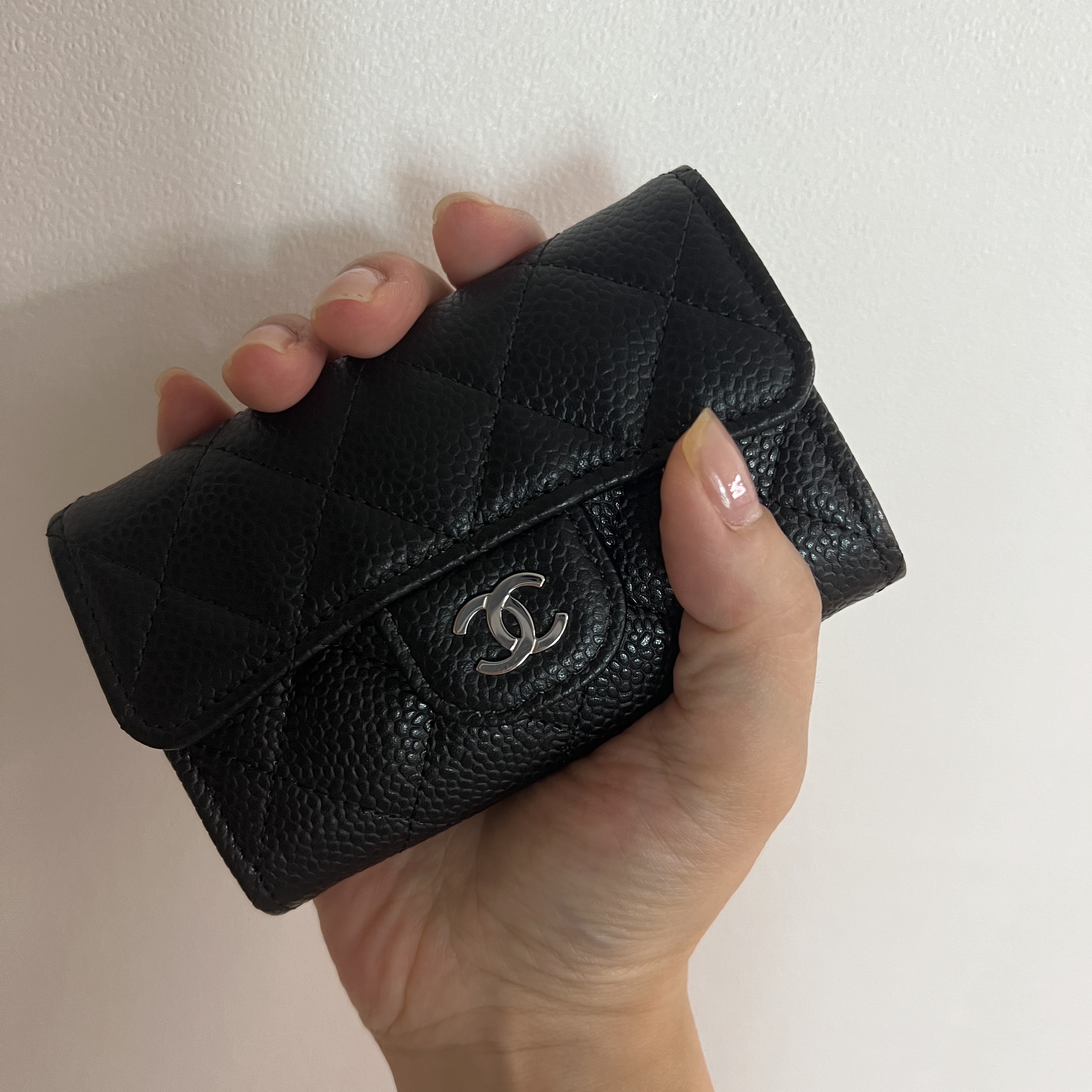 Chanel Classic Card Holder Grained Calfskin & Silver Black 착용 스타일 - 1