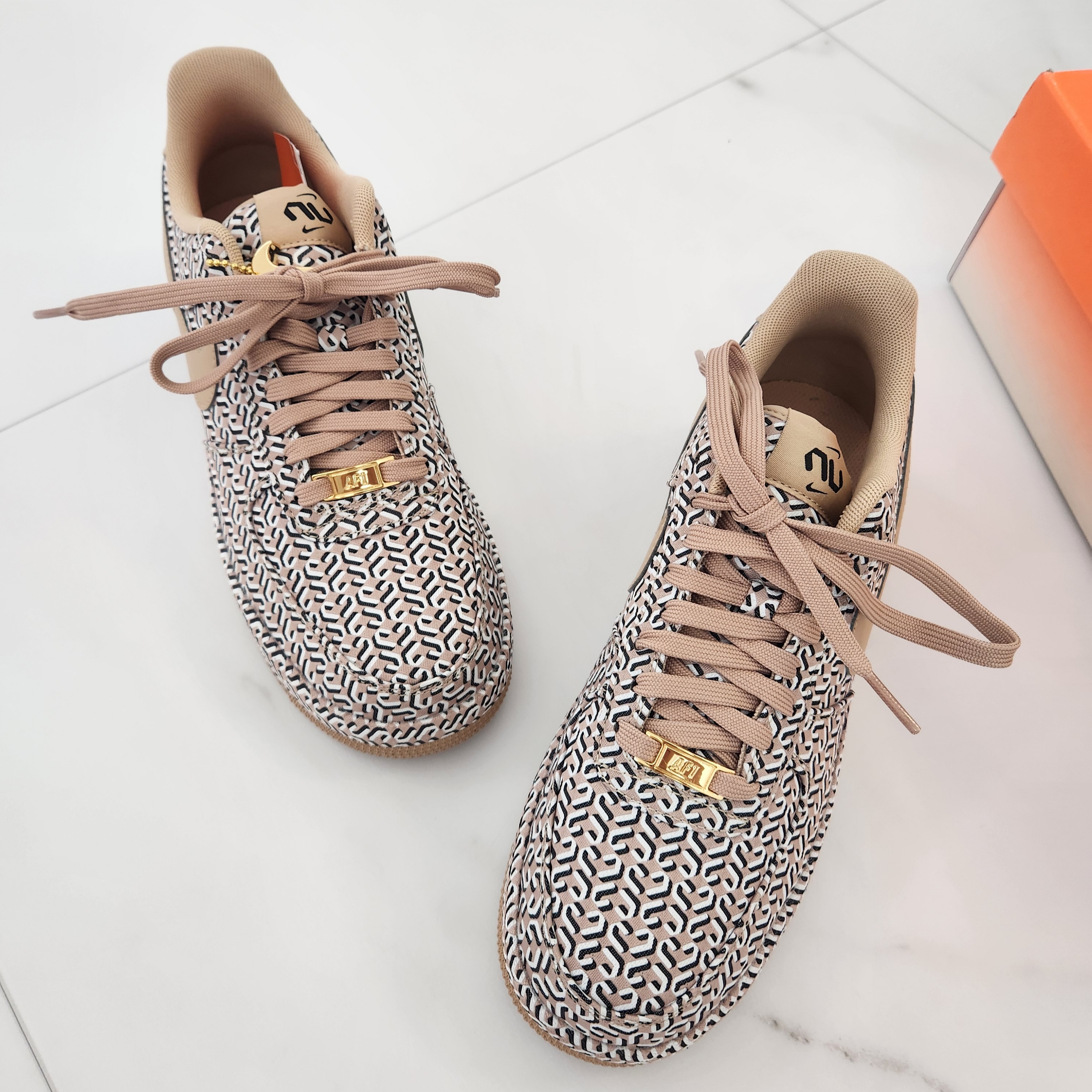 (W) Nike Air Force 1 LX United in Victory Hemp 착용 스타일 - 1
