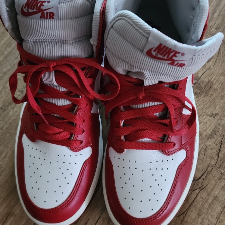 (W) Jordan 1 Retro High OG Varsity Red 착용 스타일