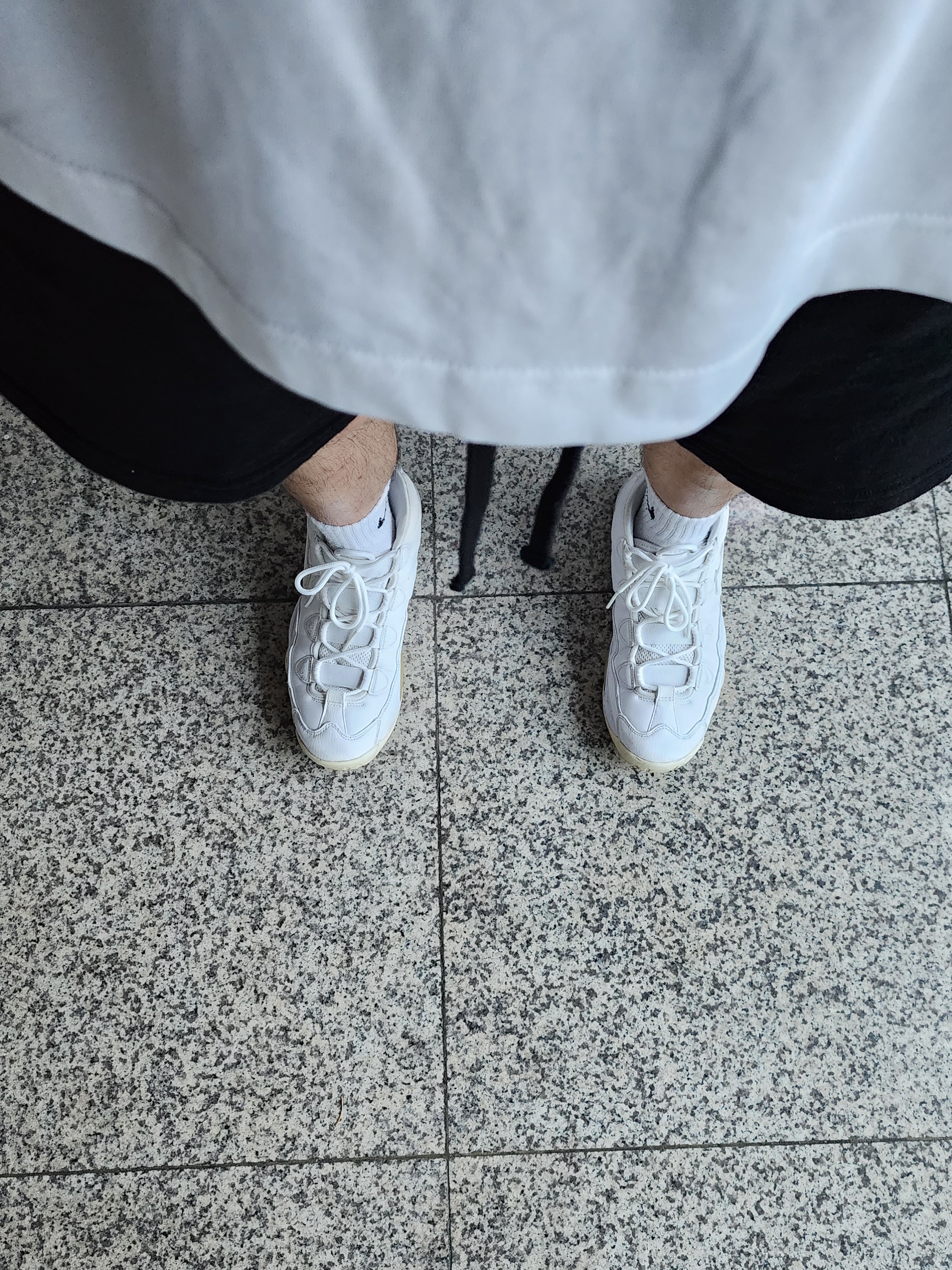 Nike Air Max Uptempo 95 Triple White, Nike x Peaceminusone LS T-Shirt White (DR0098-100) 착용 스타일 - 2