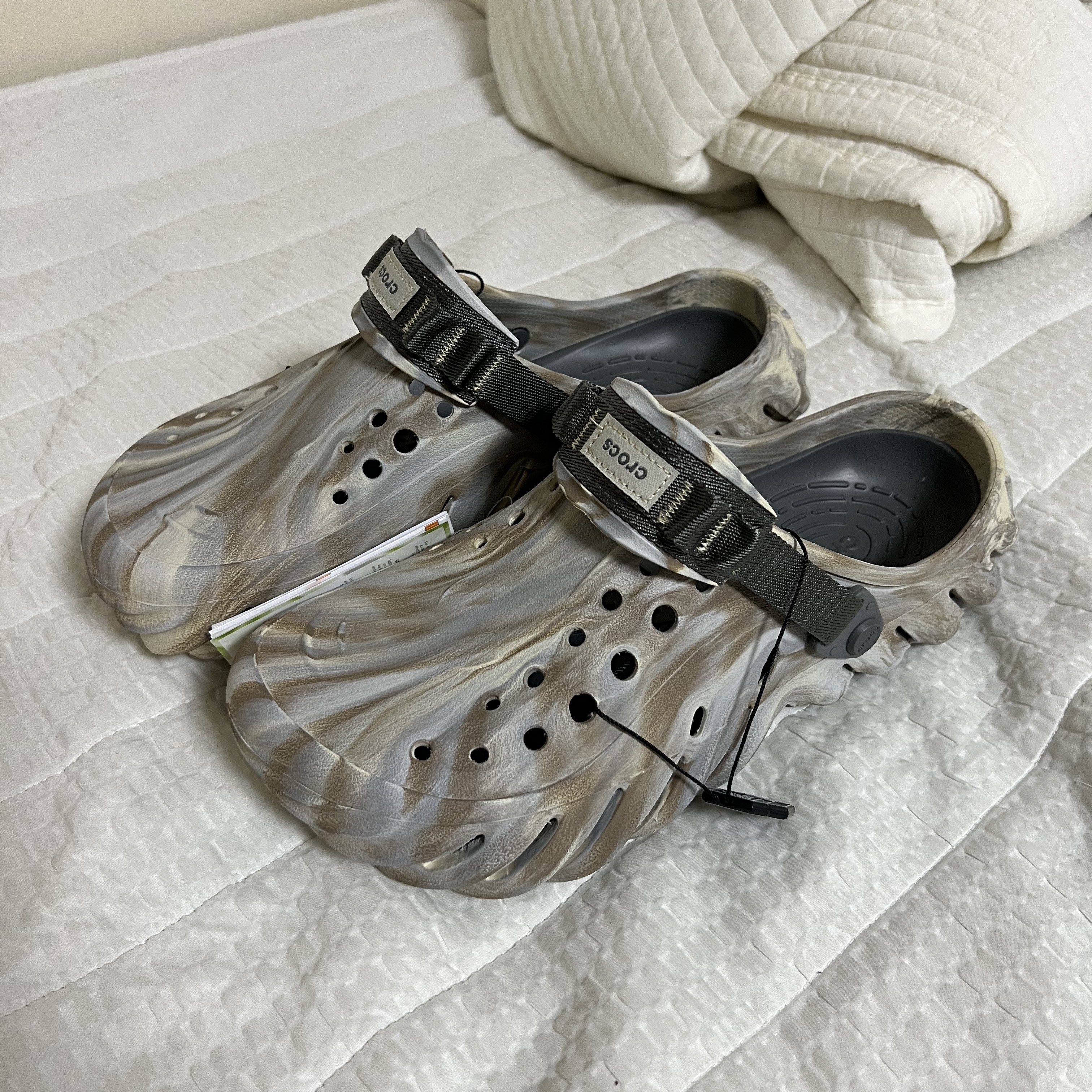 Crocs Echo Marbled Clog Bone Multi 착용 스타일