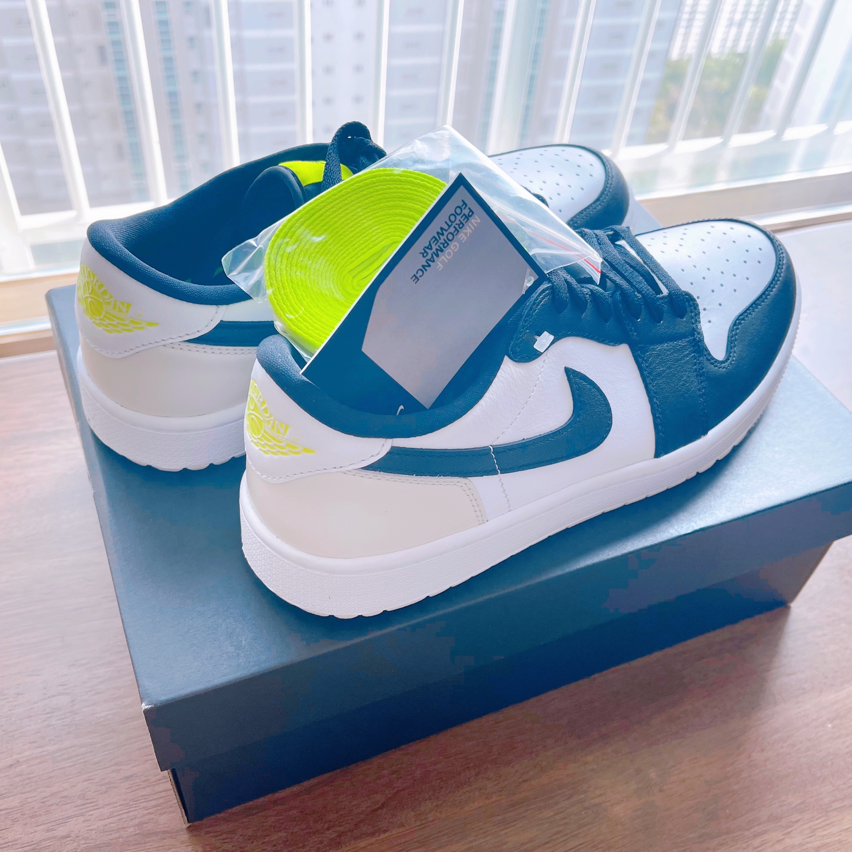 Jordan 1 Low Golf Black White and Volt 착용 스타일