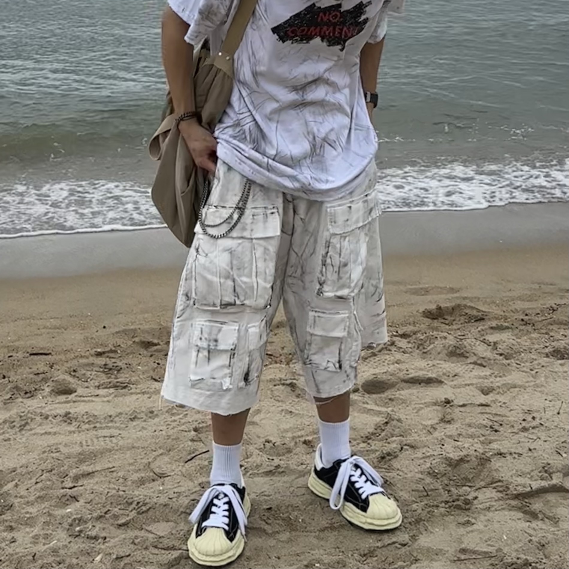 Nos Couleurs Distressed Cargo Shorts White, Nos Couleurs No Comment T-Shirt White 착용 스타일