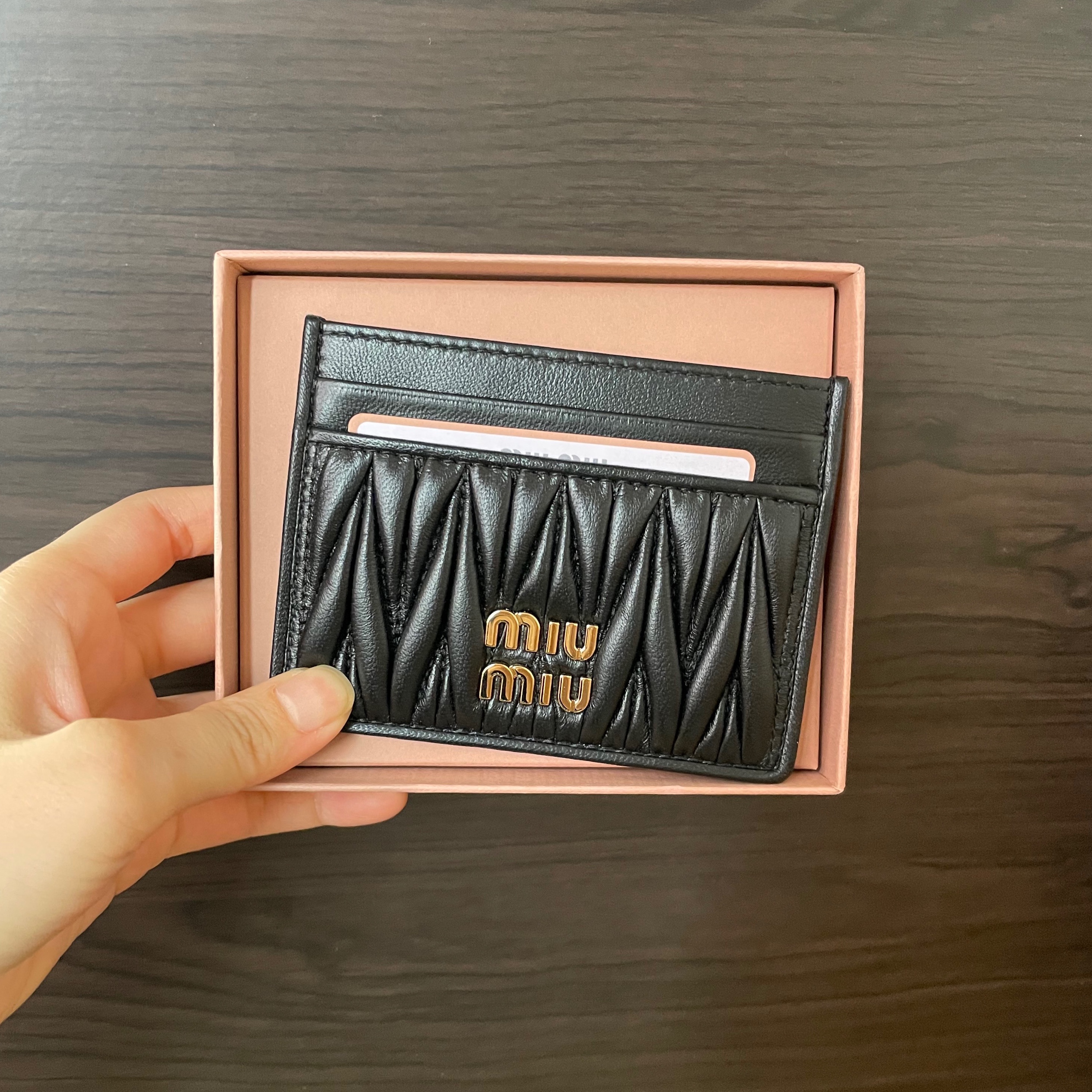 Miu Miu Matelasse Nappa Leather Card Holder Black 착용 스타일