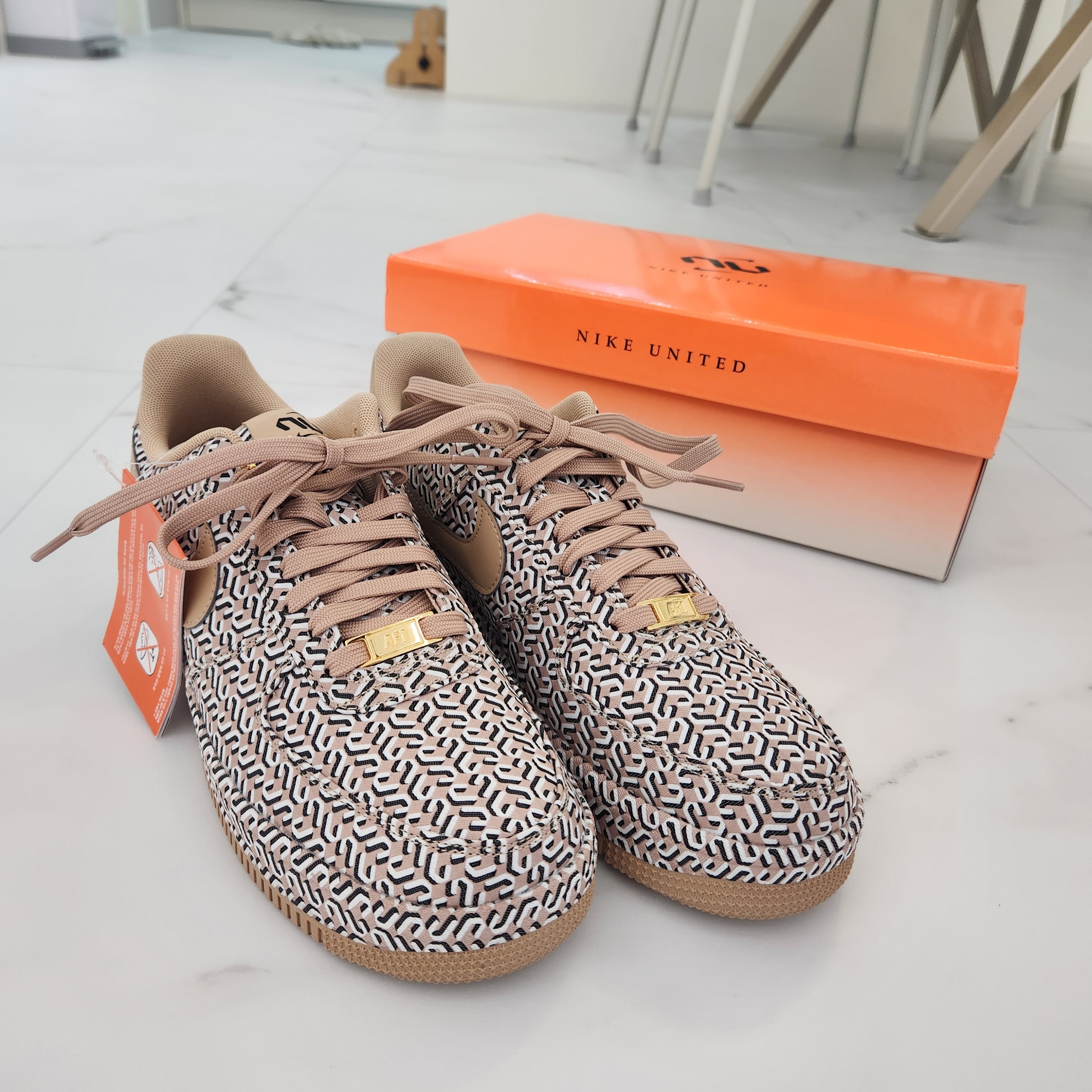 (W) Nike Air Force 1 LX United in Victory Hemp 착용 스타일 - 3