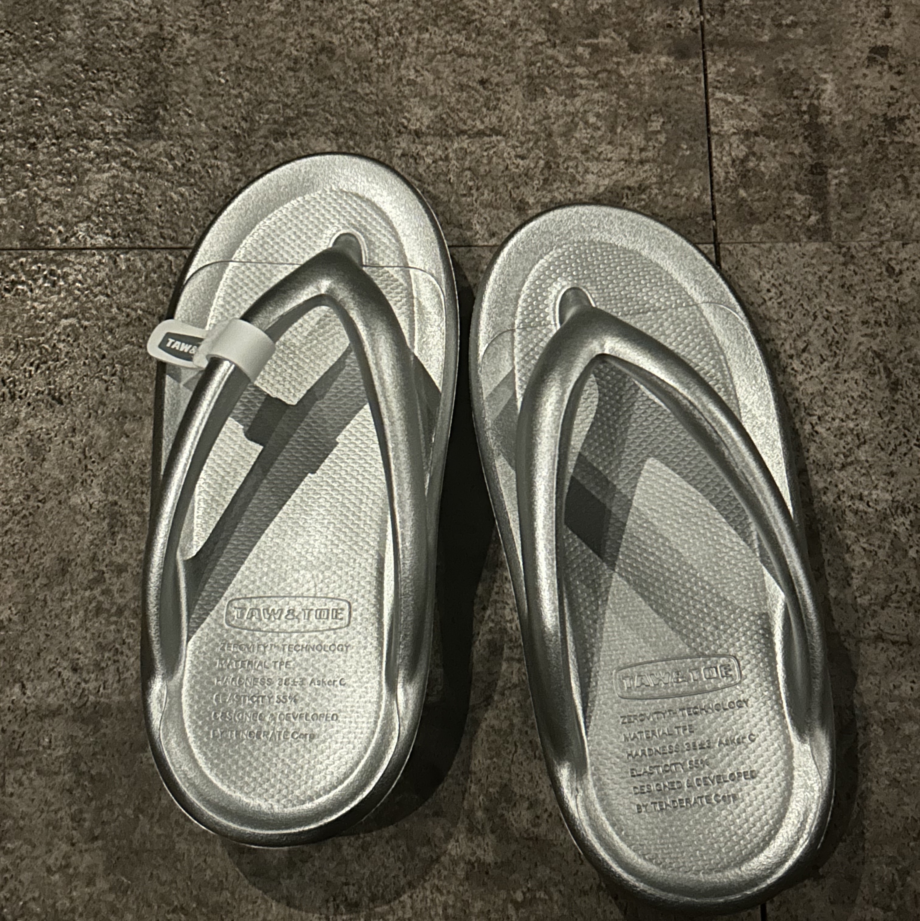 Taw&Toe Flip Flop Zerovity OG Light Silver 착용 스타일