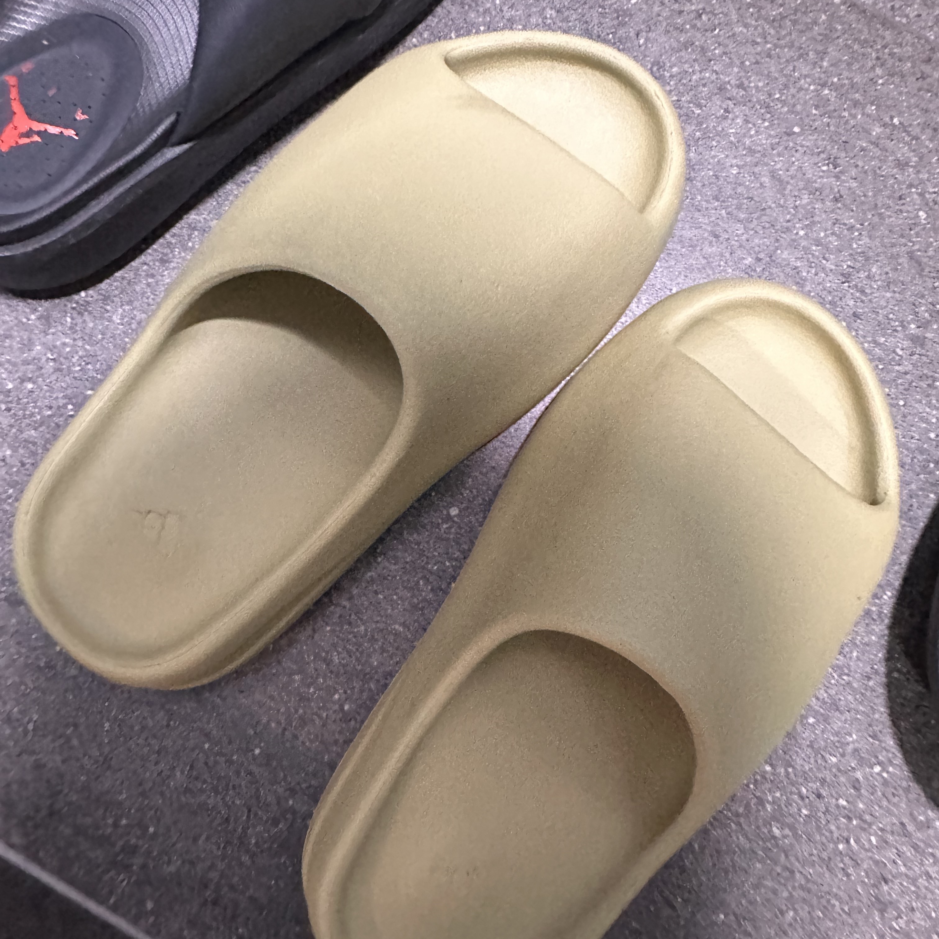 Adidas Yeezy Slide Resin 2022 착용 스타일