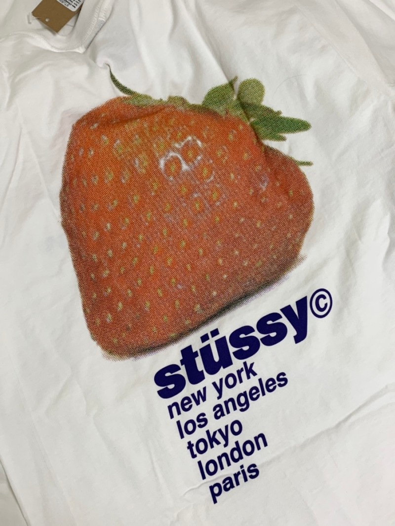 Stussy Strawberry T-Shirt White 착용 스타일 - 2