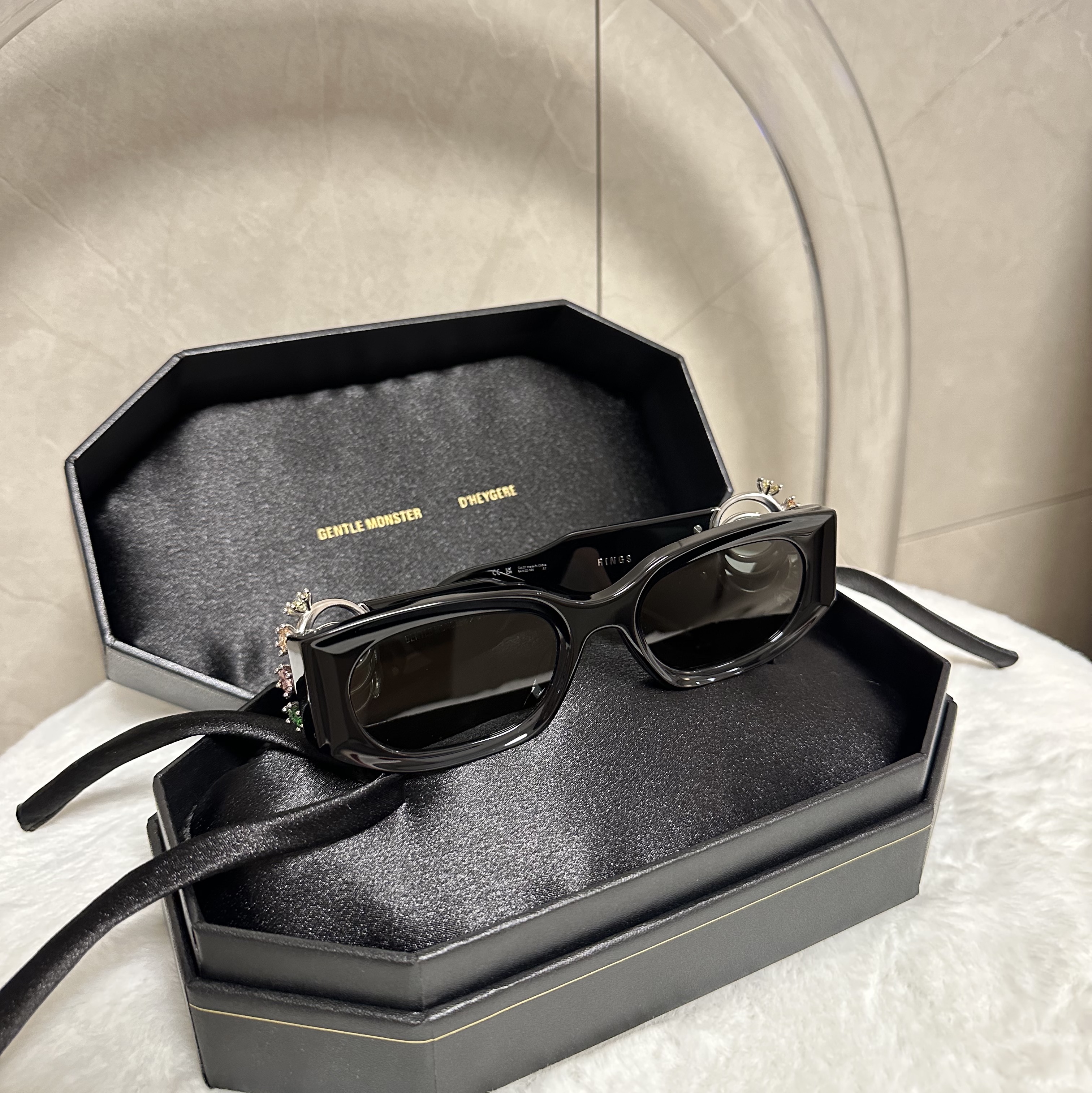 Gentle Monster x D'heygere Rings 01 Black 착용 스타일 - 2