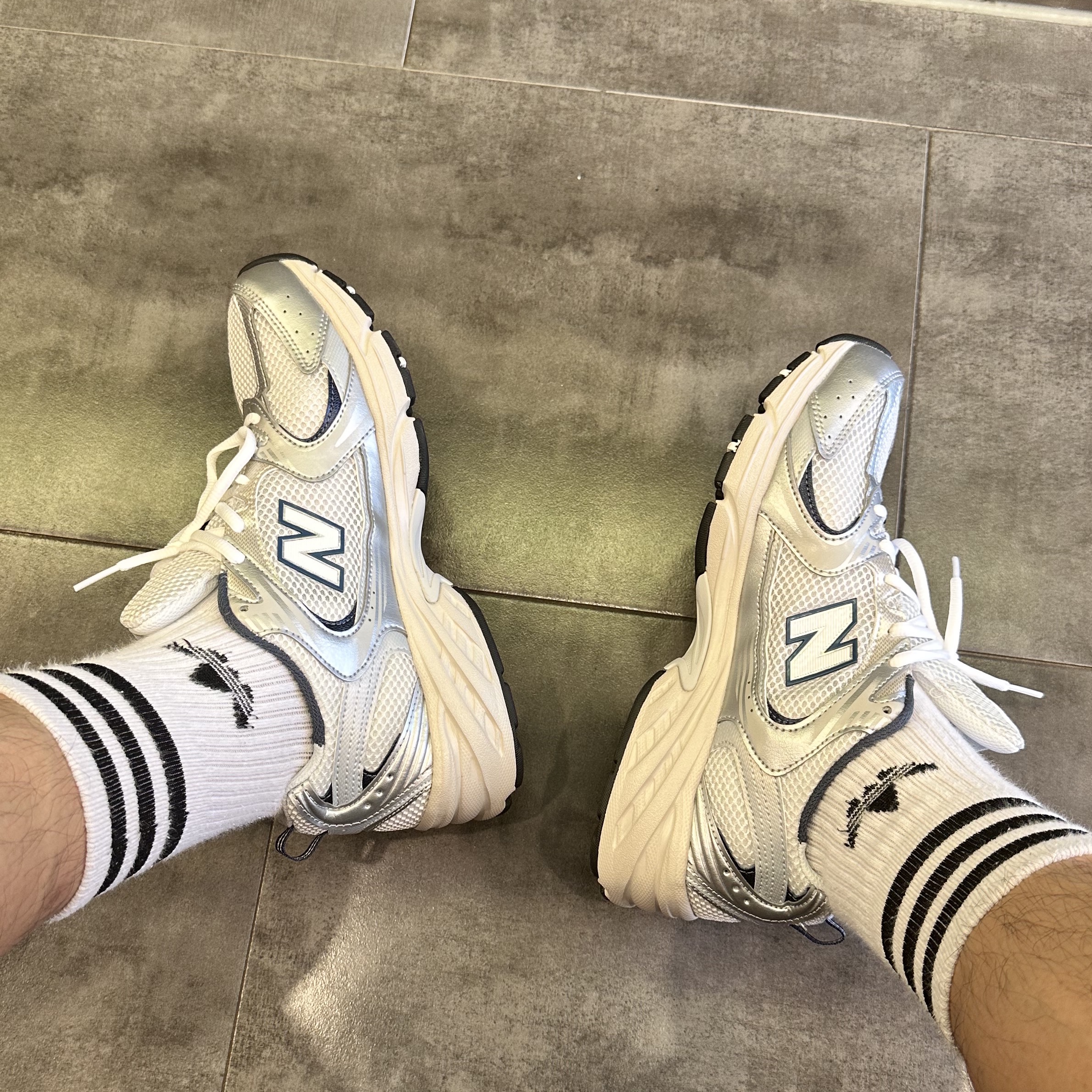 New Balance 530 Steel Grey 착용 스타일