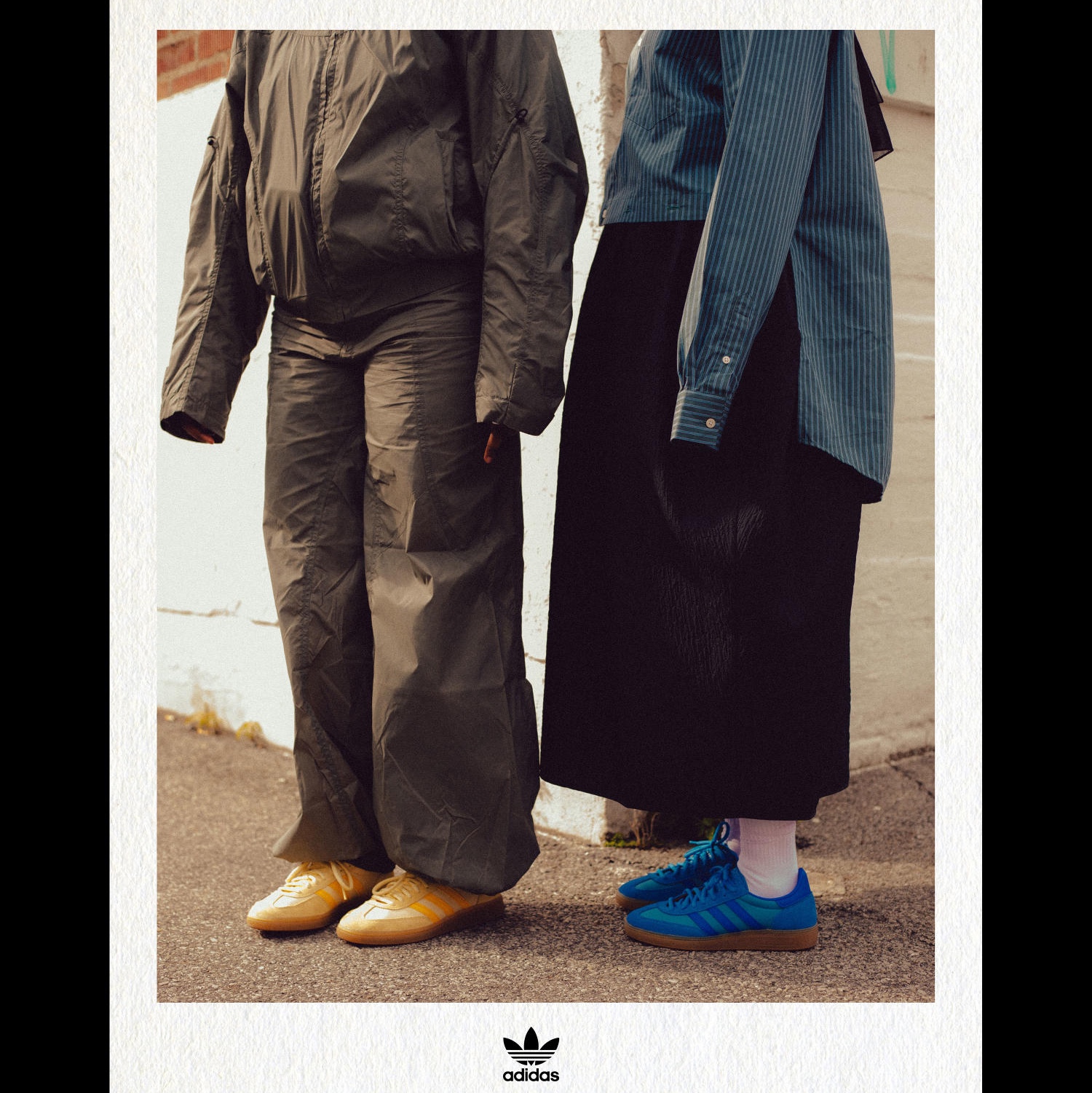 Adidas Spezial Handball Pulse Blue Bright Royal, Adidas Spezial Handball Almost Yellow Bold Gold 착용 스타일 - 1
