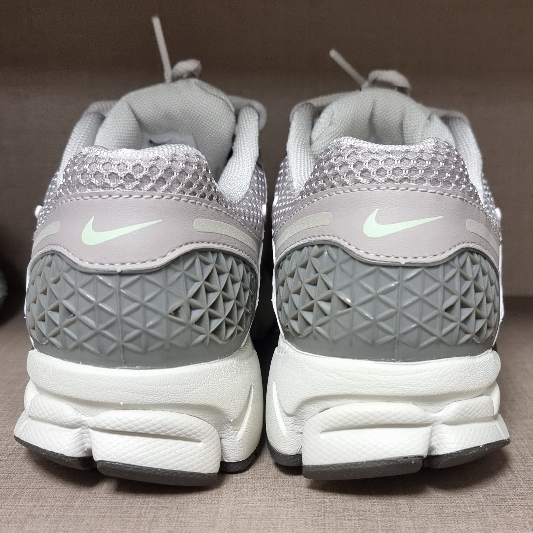 (W) Nike Zoom Vomero 5 Cobblestone and Flat Pewter 착용 스타일