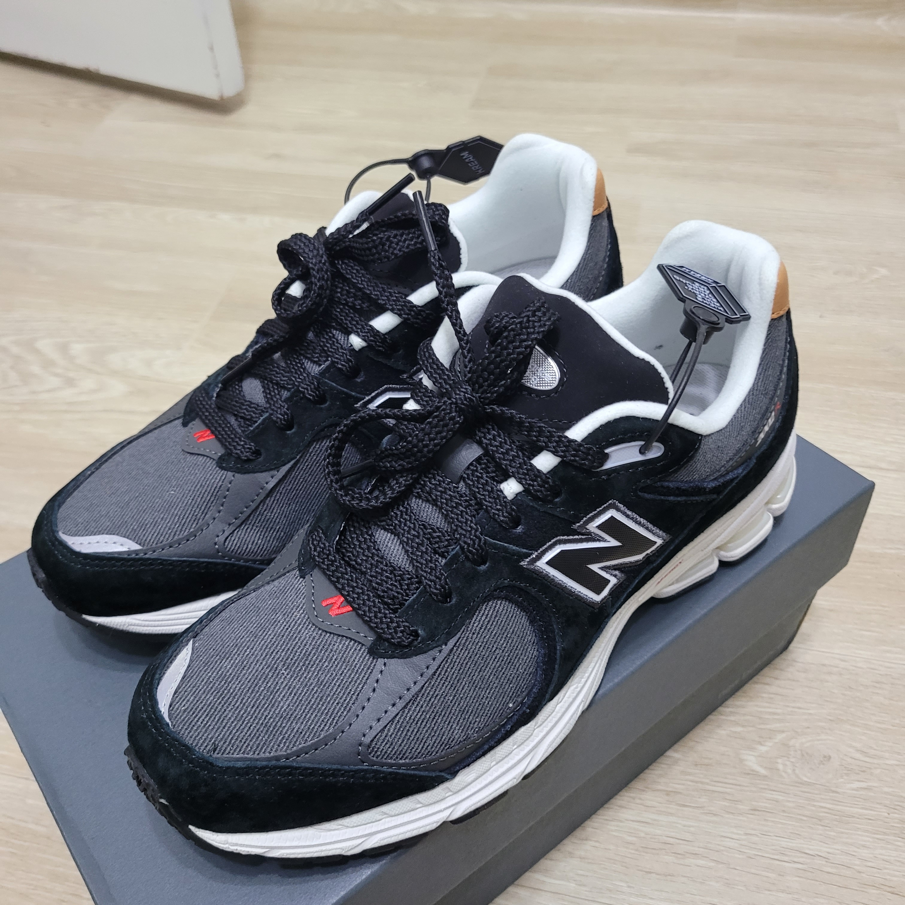 New Balance 2002R Black Sepia 착용 스타일 - 1