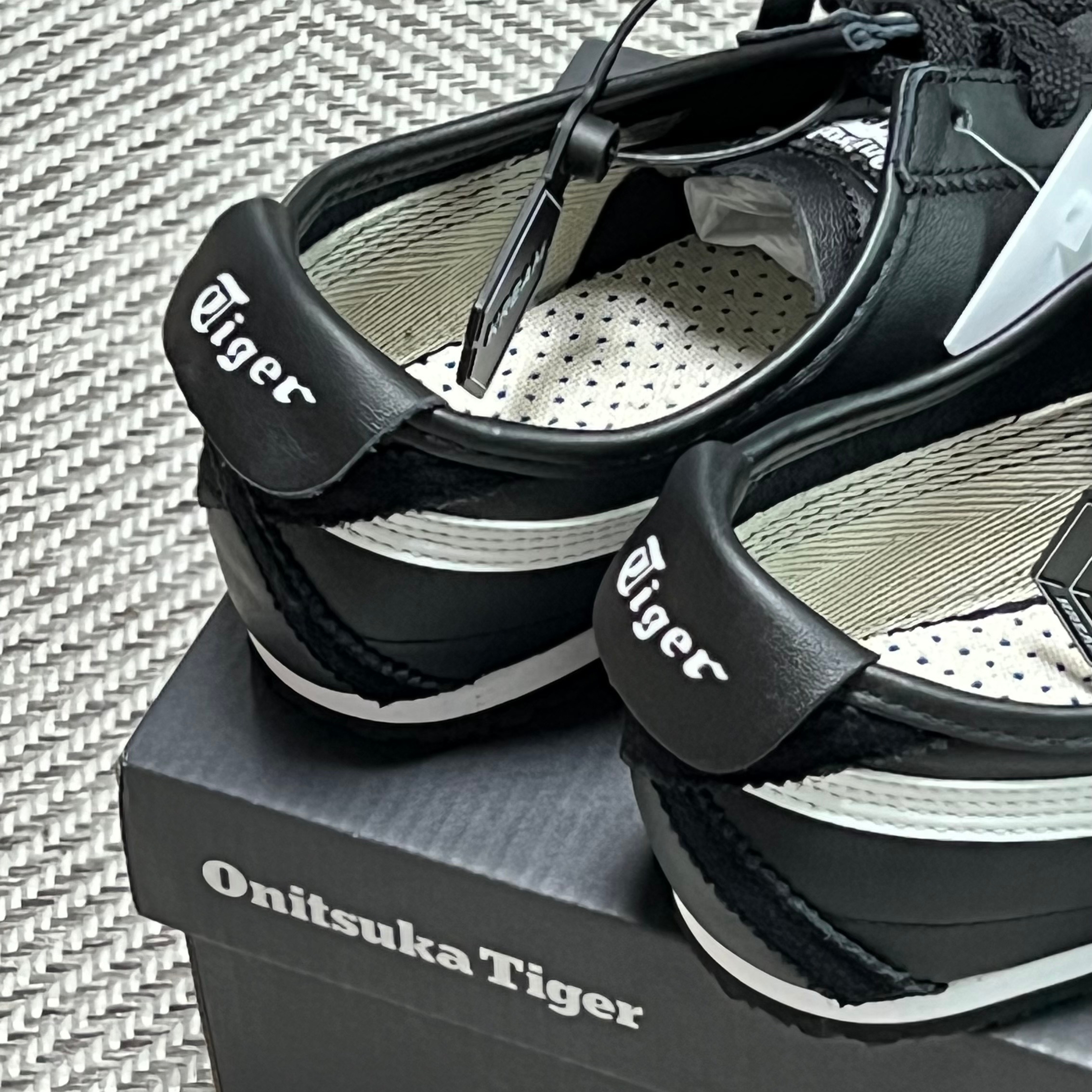 Onitsuka Tiger Mexico 66 Black White 착용 스타일 - 3