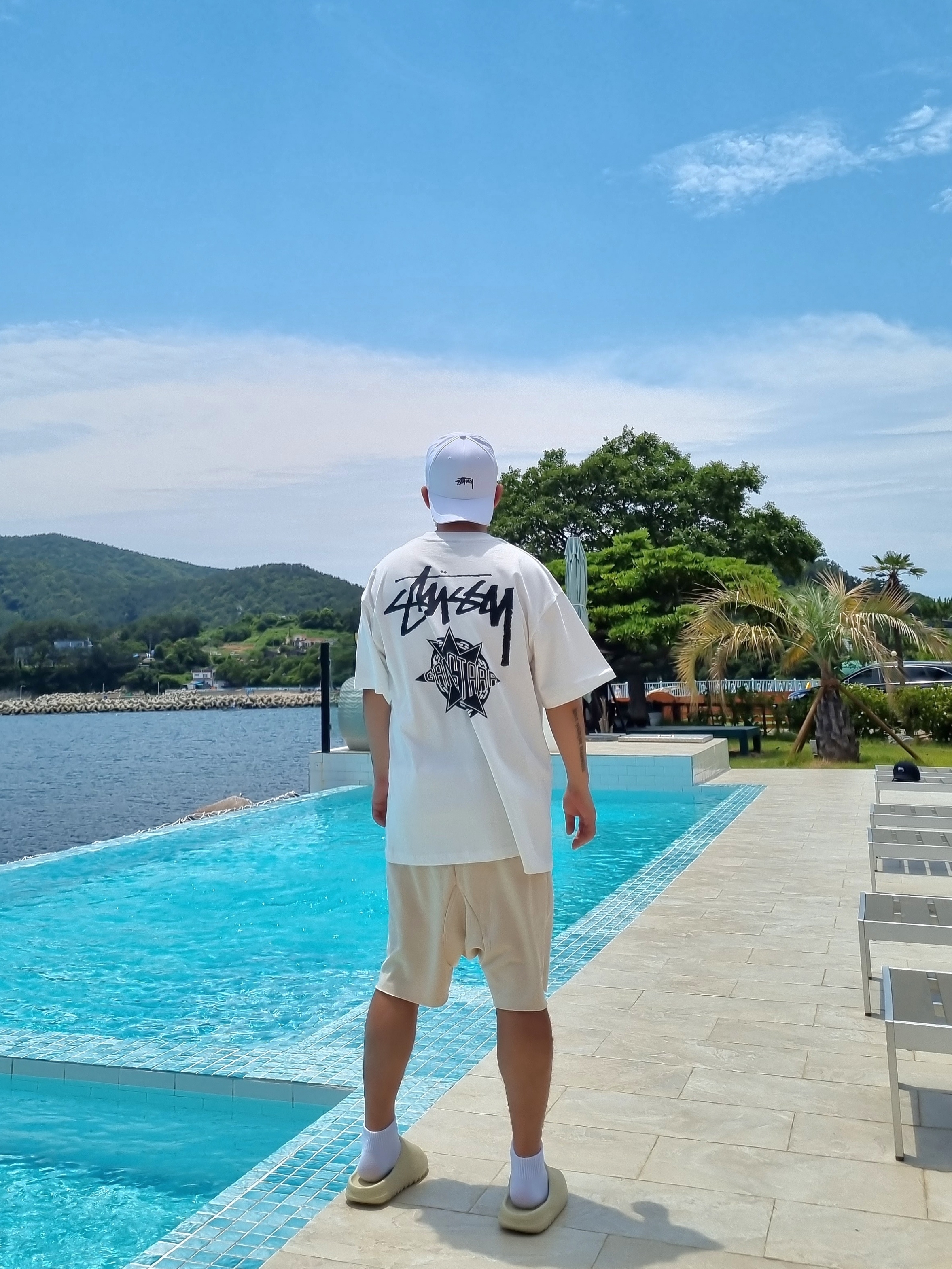 Stussy x Gang Starr Take It Personal T-Shirt White, Adidas Yeezy Slide Bone 2022/2023 착용 스타일