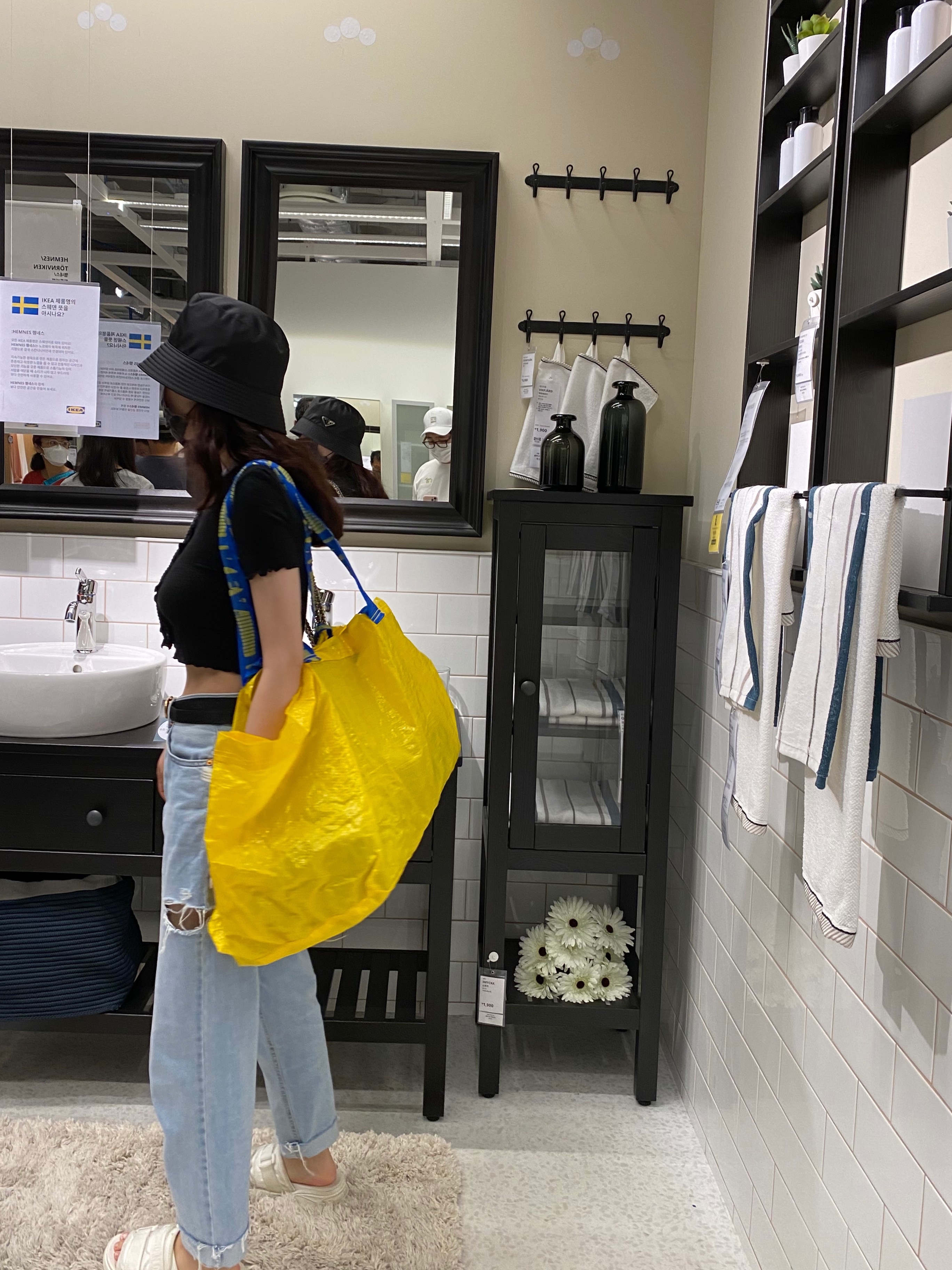 Prada Nylon Bucket Hat Black, Chanel Gabrielle Small Hobo Bag Aged Calfskin & Gold White Black 착용 스타일 - 2