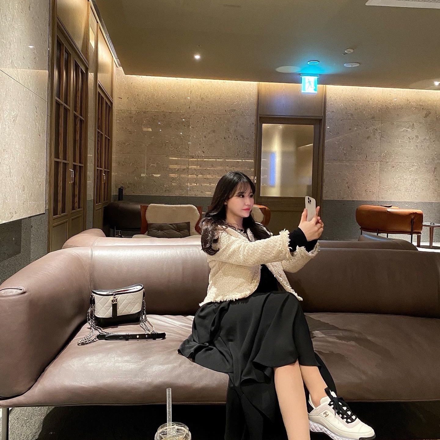 Chanel Gabrielle Small Hobo Bag Aged Calfskin & Gold White Black, (W) Chanel Mixed Fibers Sneakers Velvet Calfskin & Gold Ivory 착용 스타일