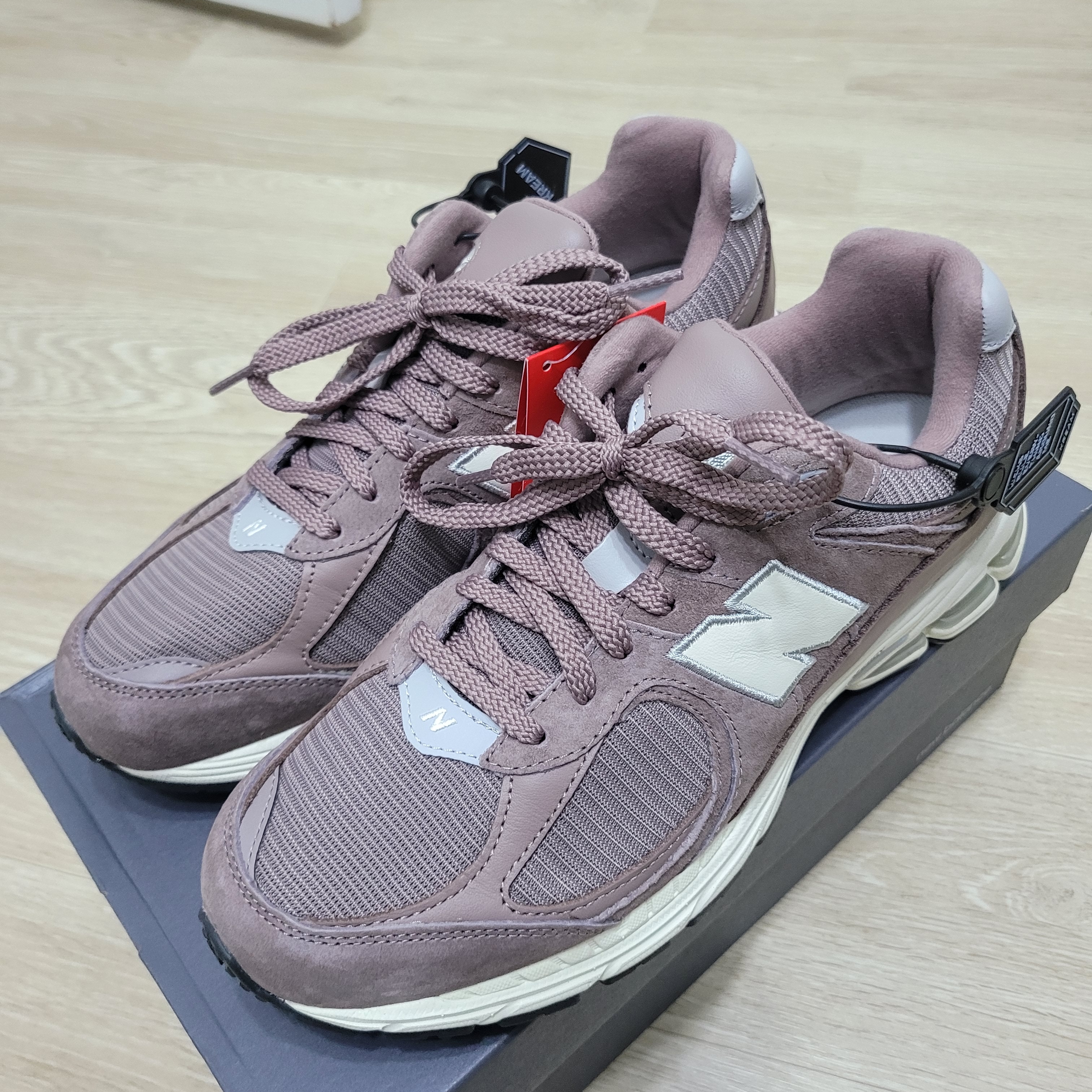 New Balance 2002R Brown - JD Sports Exclusive 착용 스타일 - 1