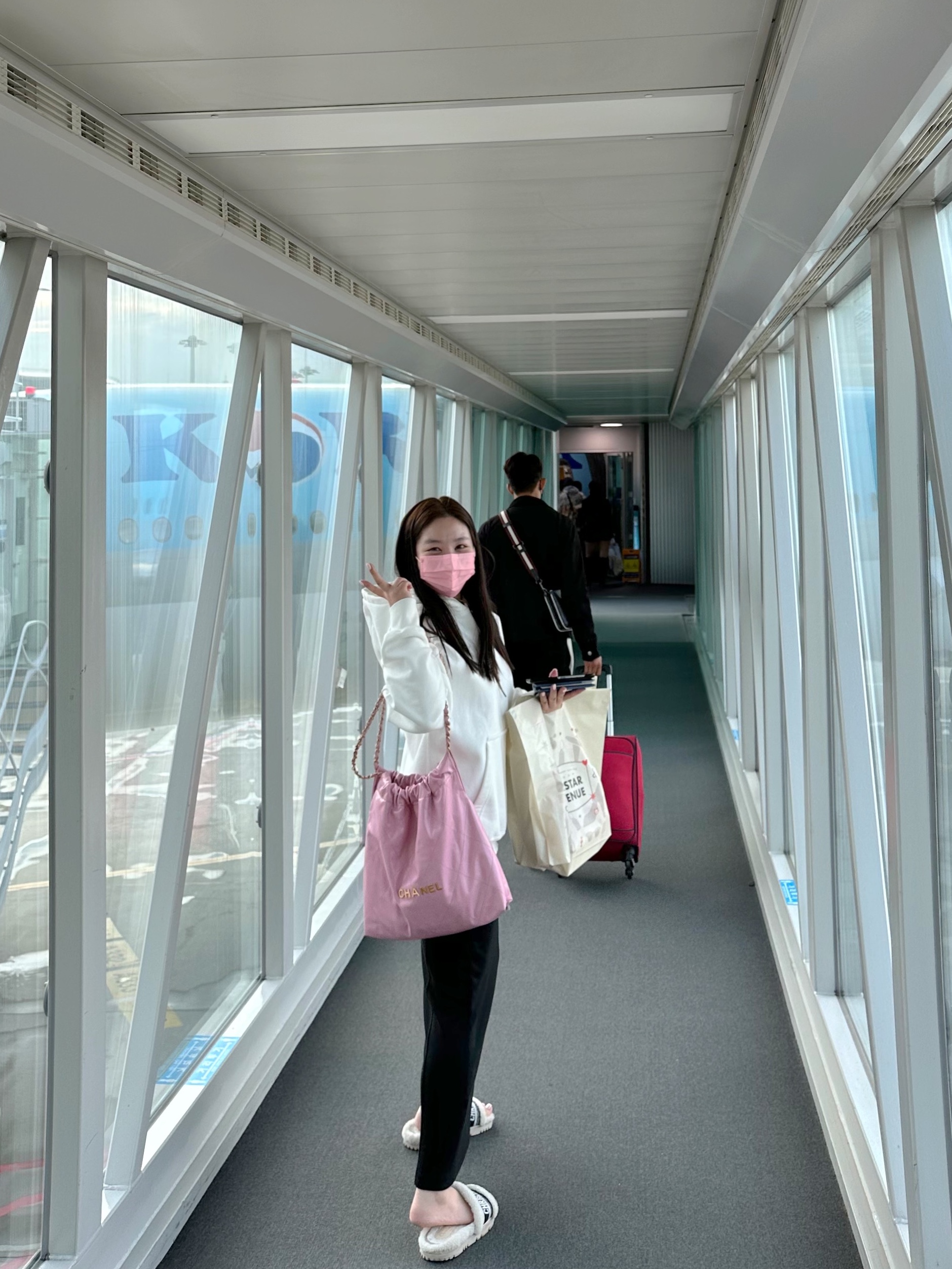 (W) Miu Miu Enameled Metal Earrings White, Nike x Jacquemus NRG Fleece Hoodie Sail - Asia 착용 스타일 - 3