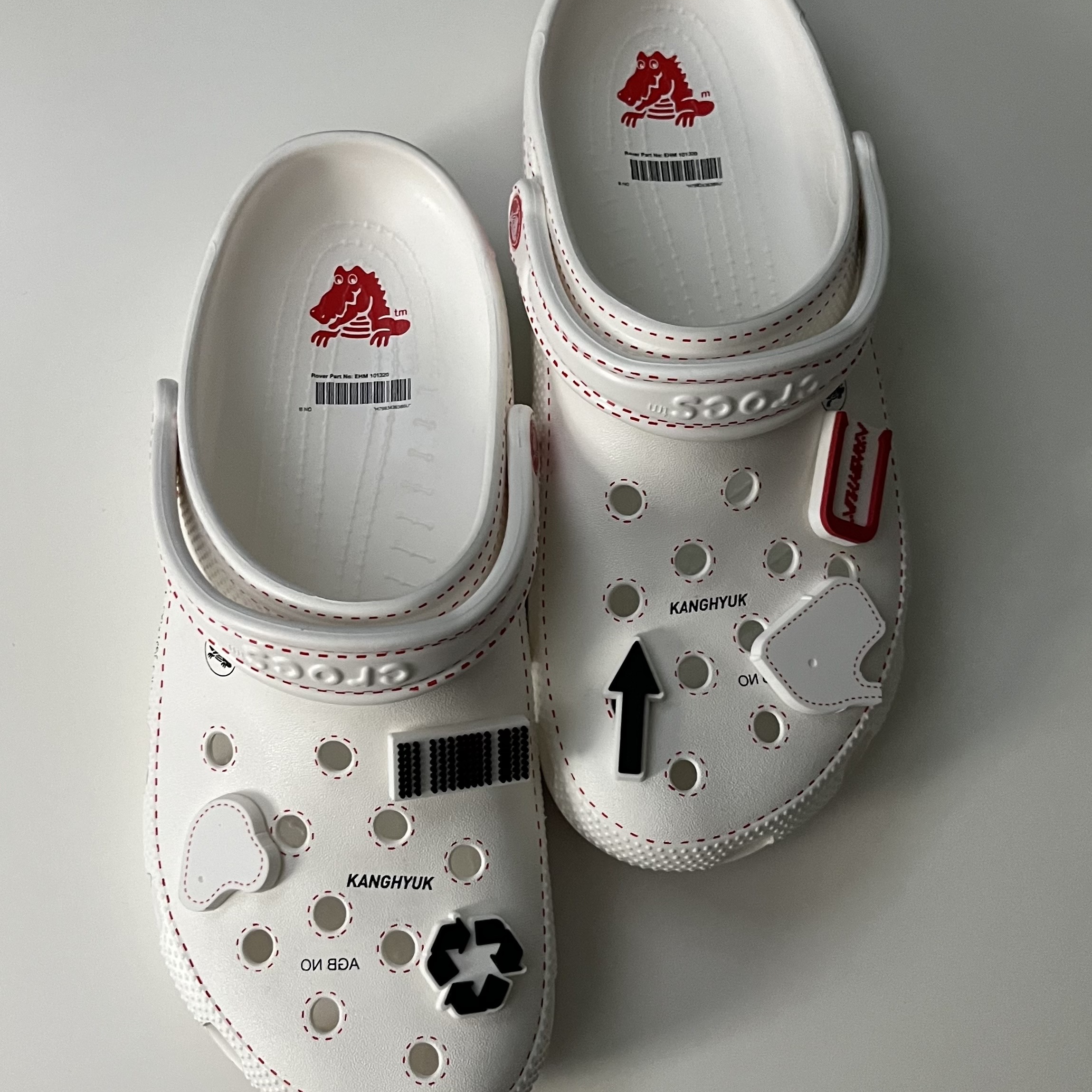 Crocs x Kanghyuk Classic Clog White 착용 스타일 - 3