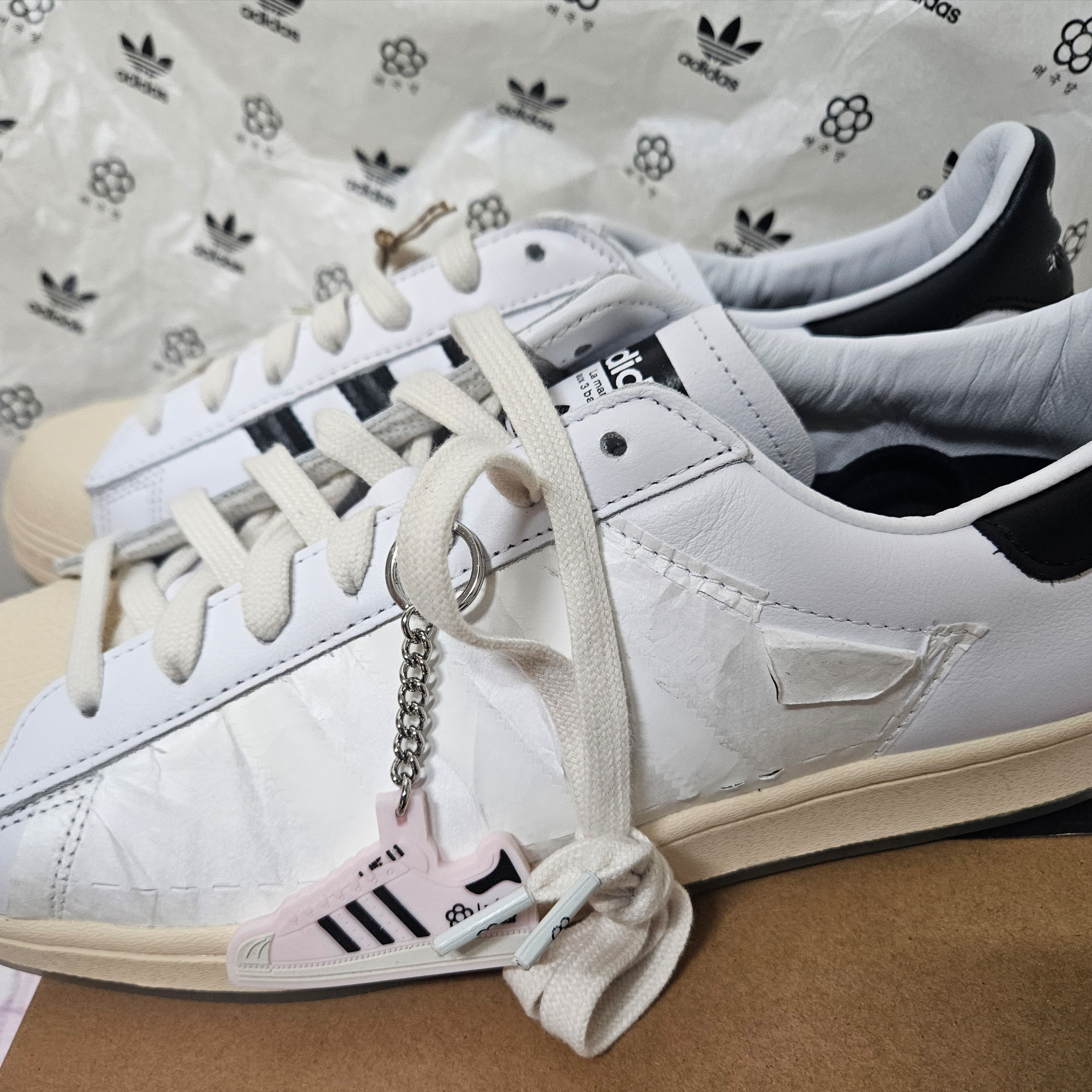 Adidas x Taegeukdang Superstar White Black 착용 스타일 - 1