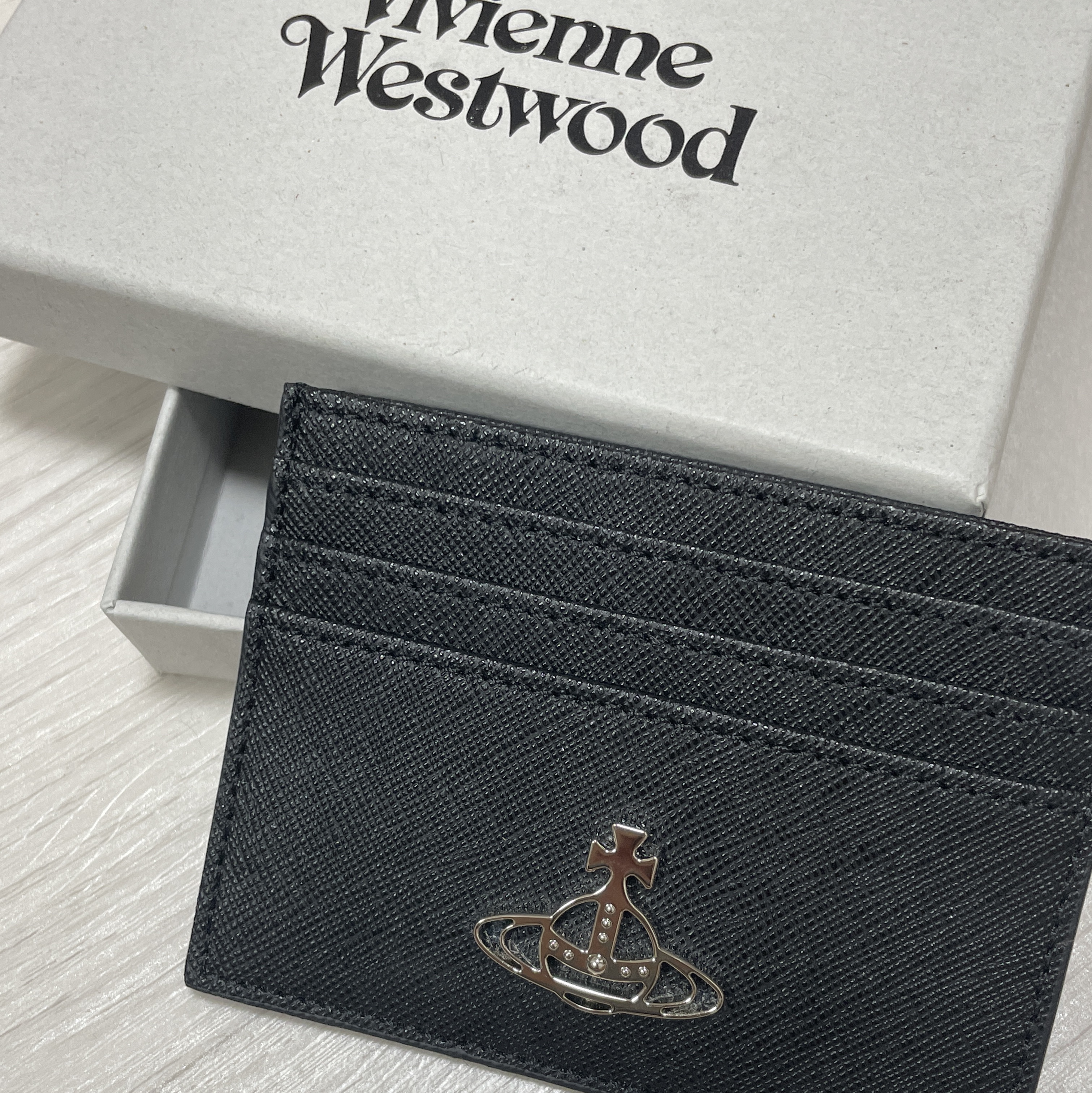 Vivienne Westwood Logo Card Holder Black 착용 스타일
