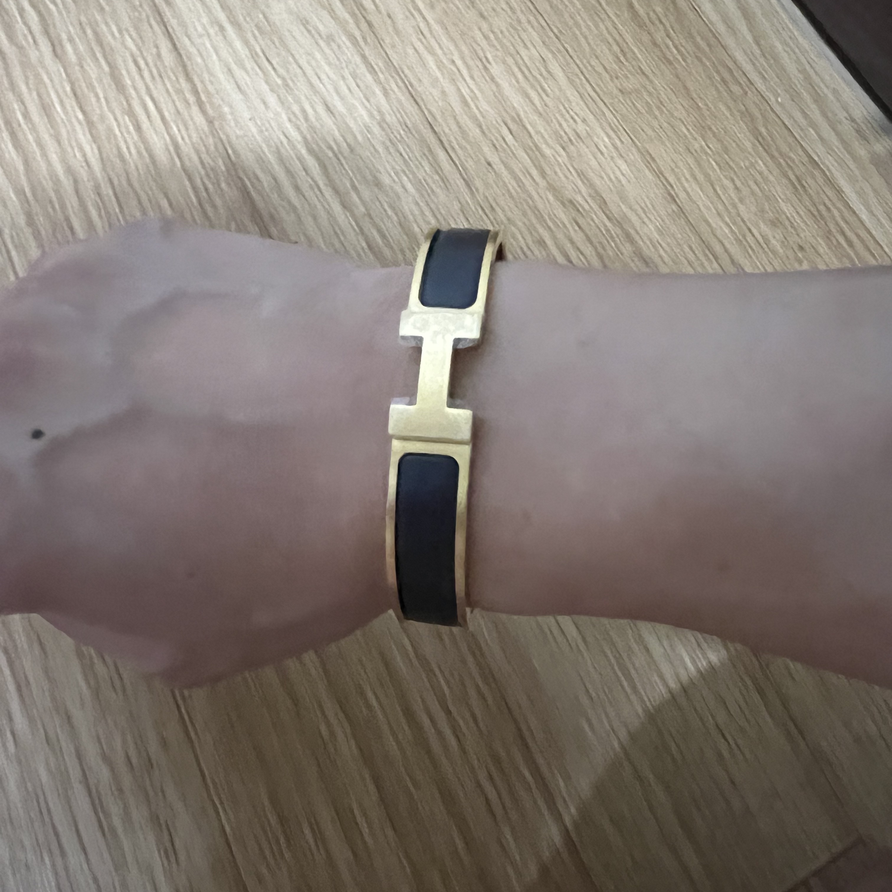 Hermes Clic HH Bracelet Gold & Noir Mat 착용 스타일 - 3