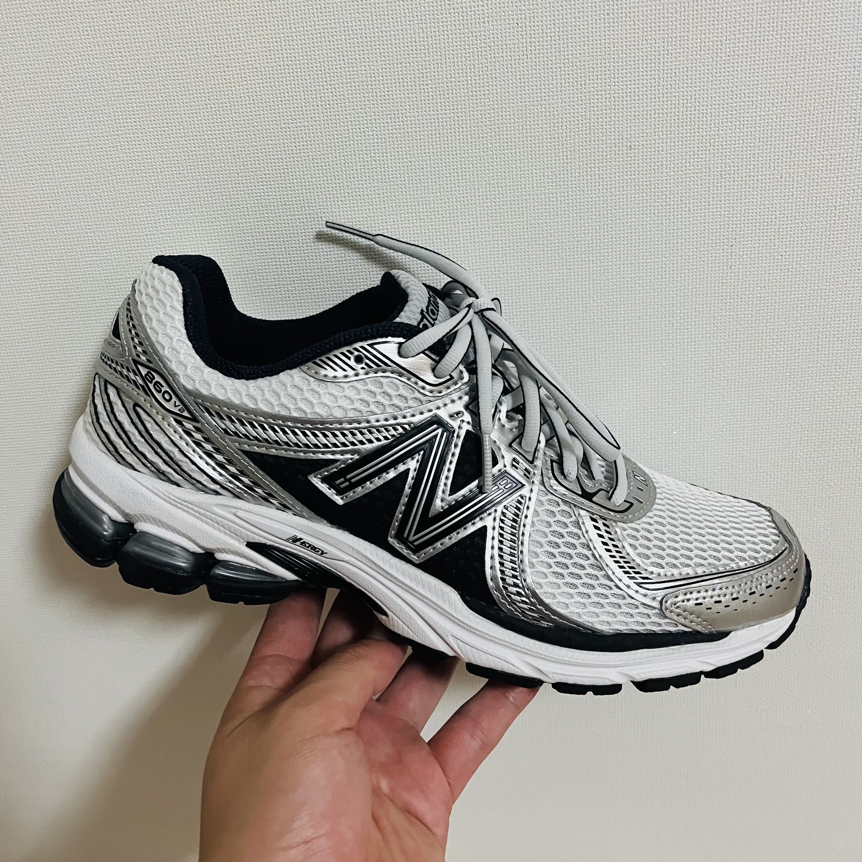 New Balance 860v2 White Black 착용 스타일 - 2