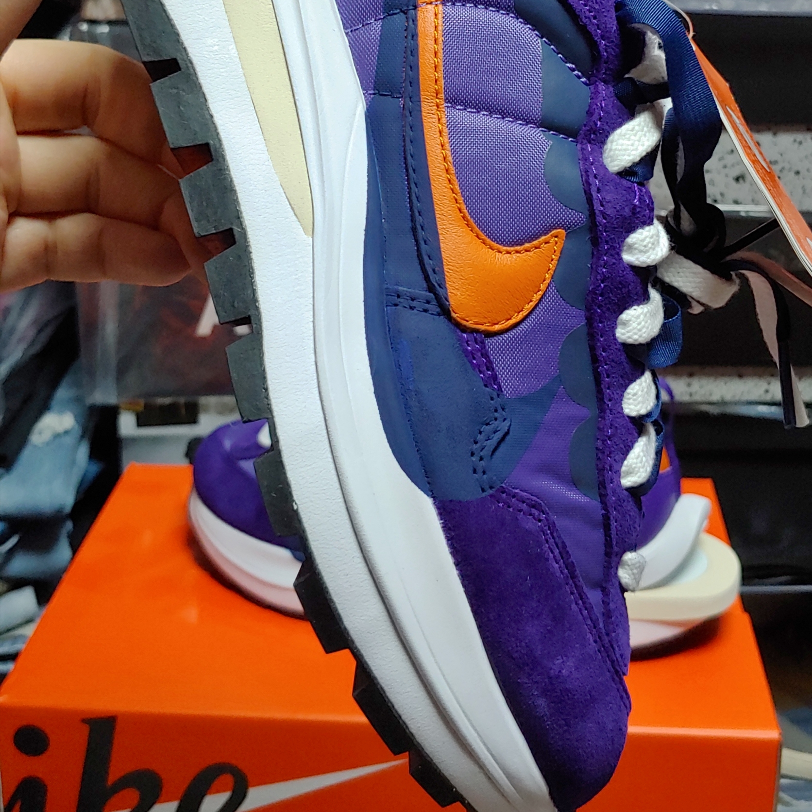 Nike x Sacai VaporWaffle Dark Iris 착용 스타일 - 2