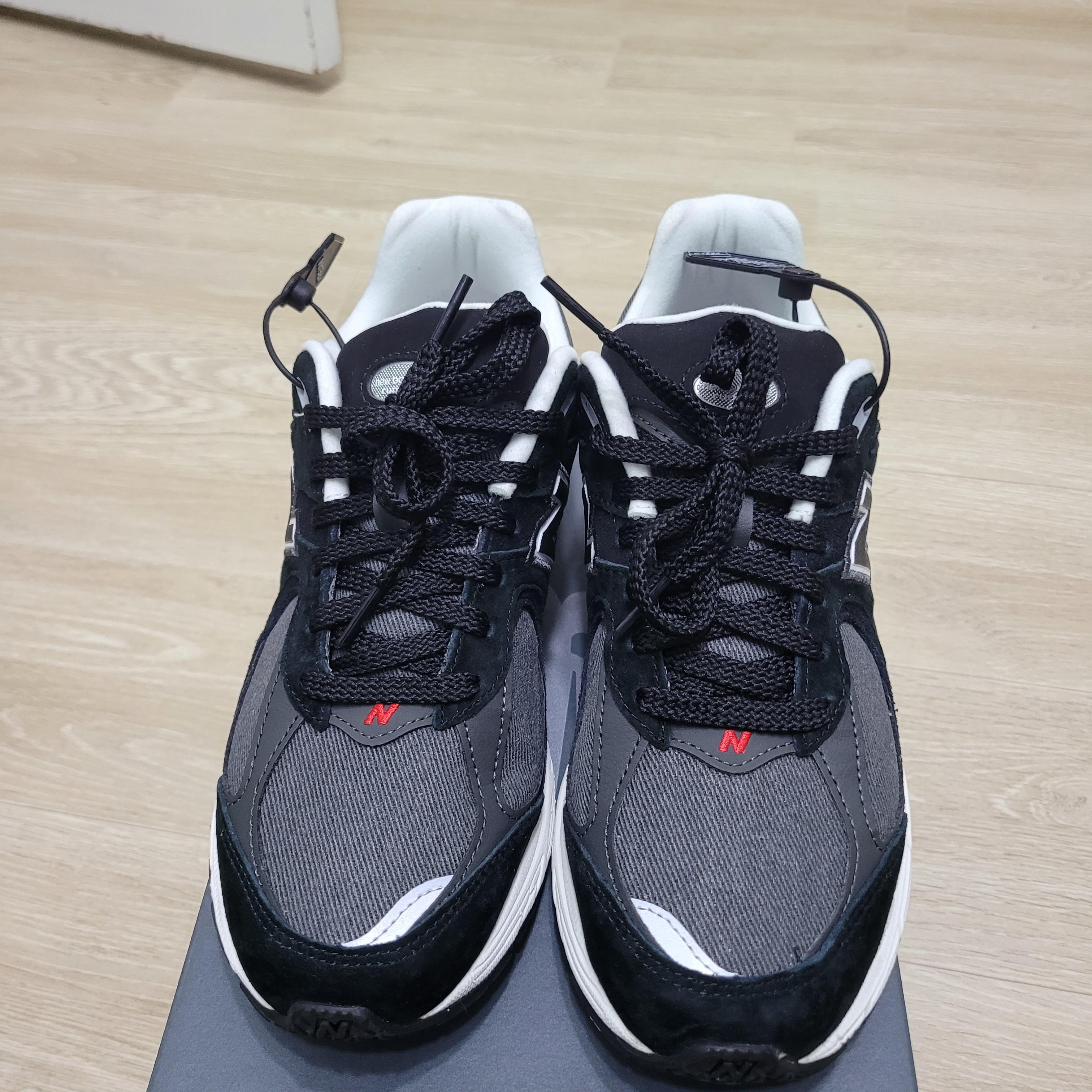 New Balance 2002R Black Sepia 착용 스타일 - 2