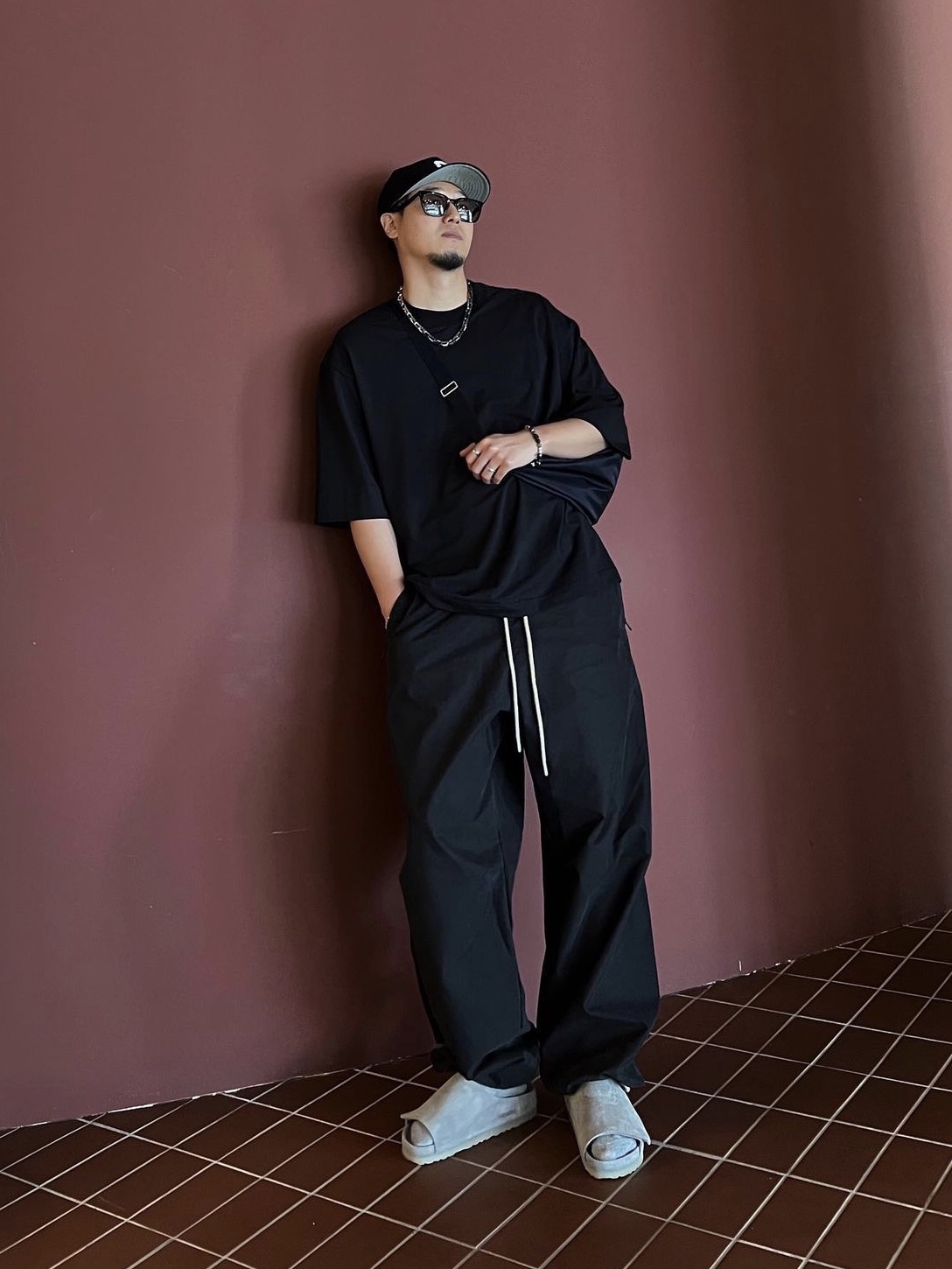 Essentials The Black Collection Relaxed Trousers Black - 23SS, Fear of God x Birkenstock Los Feliz Suede Cement 착용 스타일