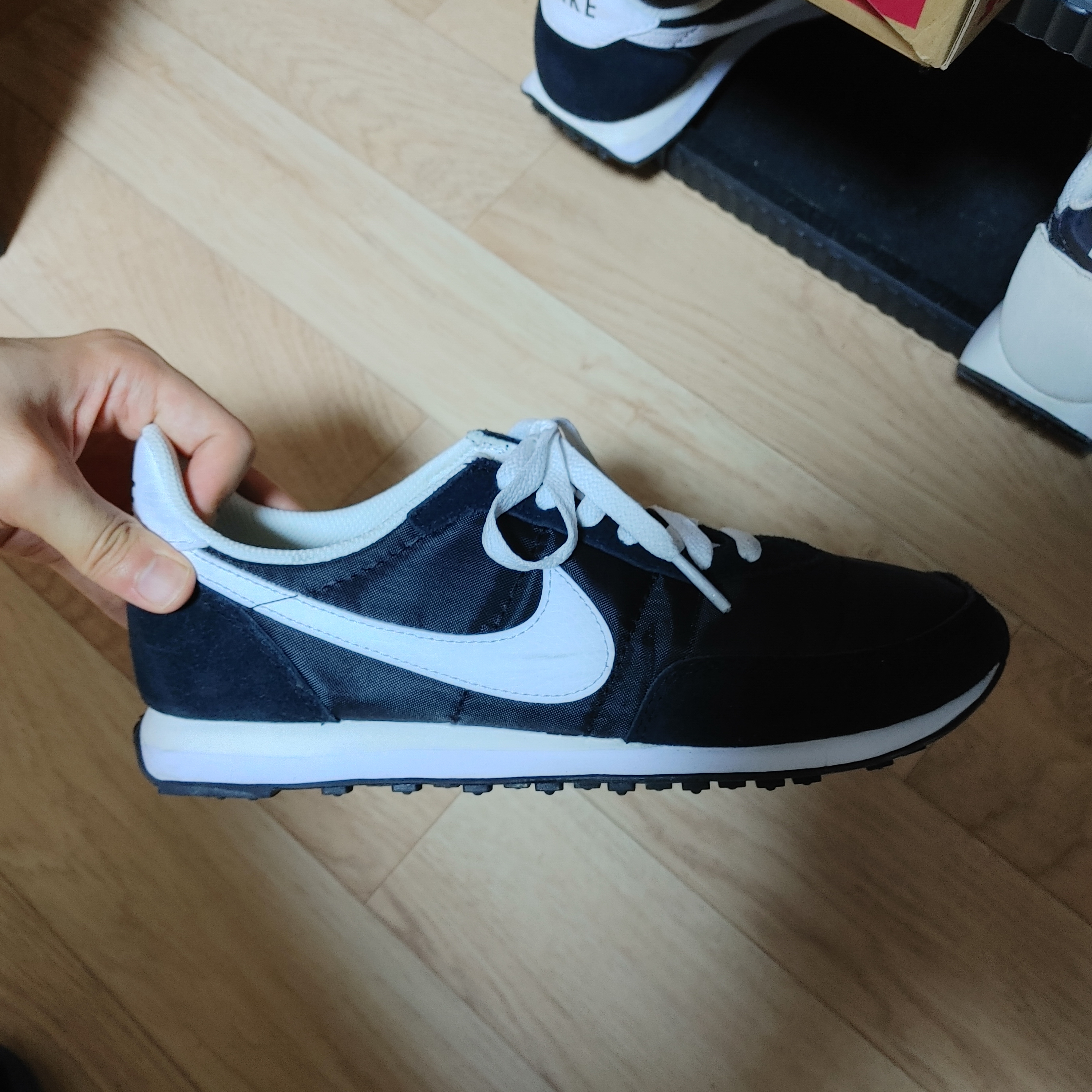 Nike Waffle Trainer 2 Black White 착용 스타일