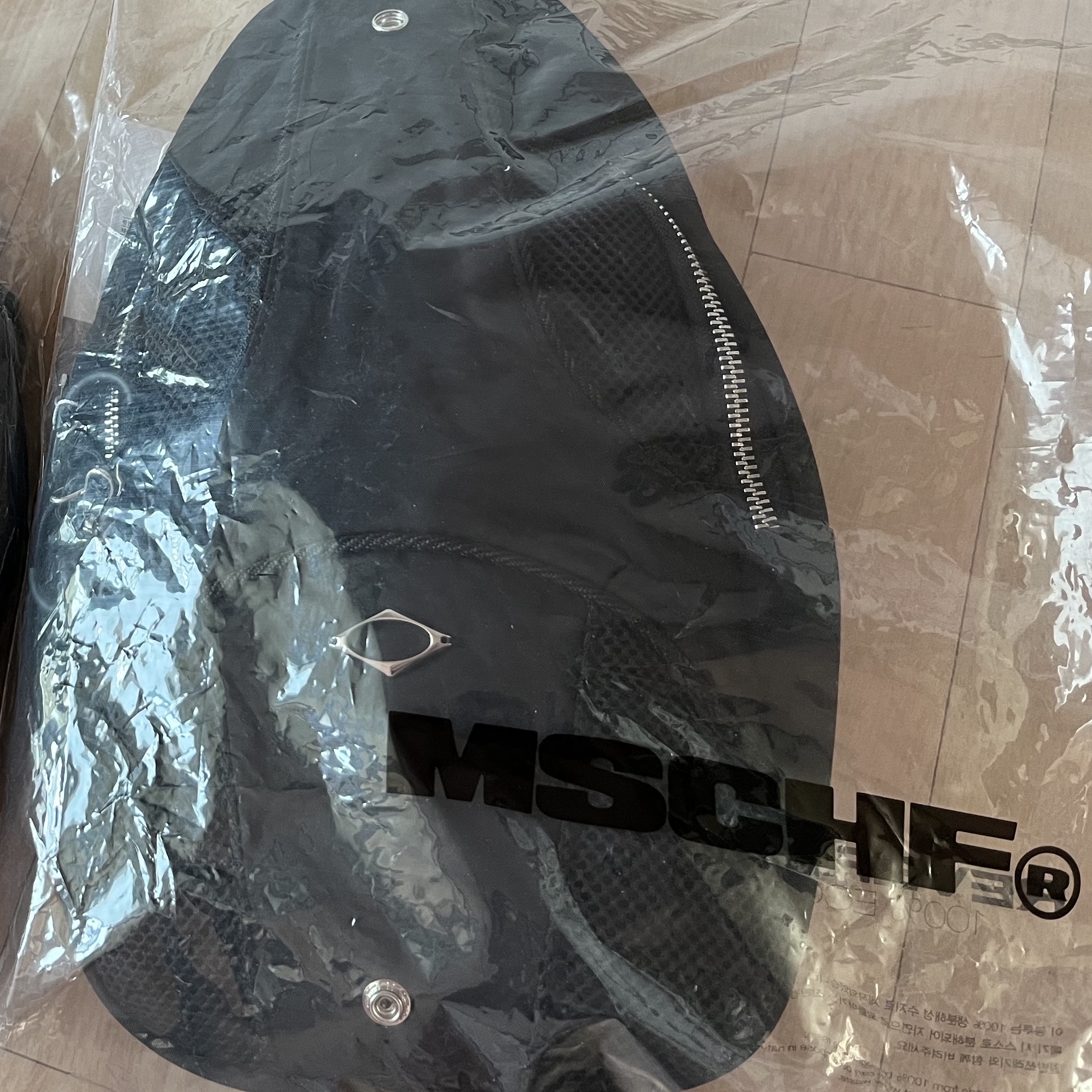 Mischief Foldable Sling Bag Black 착용 스타일