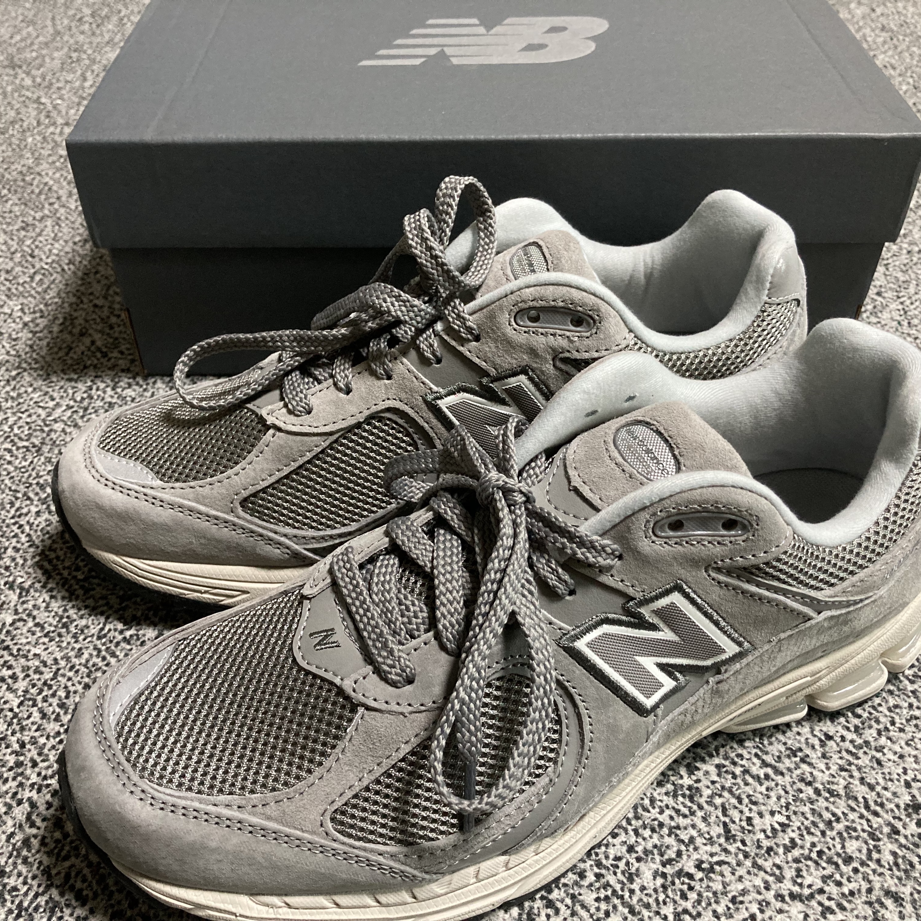 New Balance 2002R Grey 착용 스타일