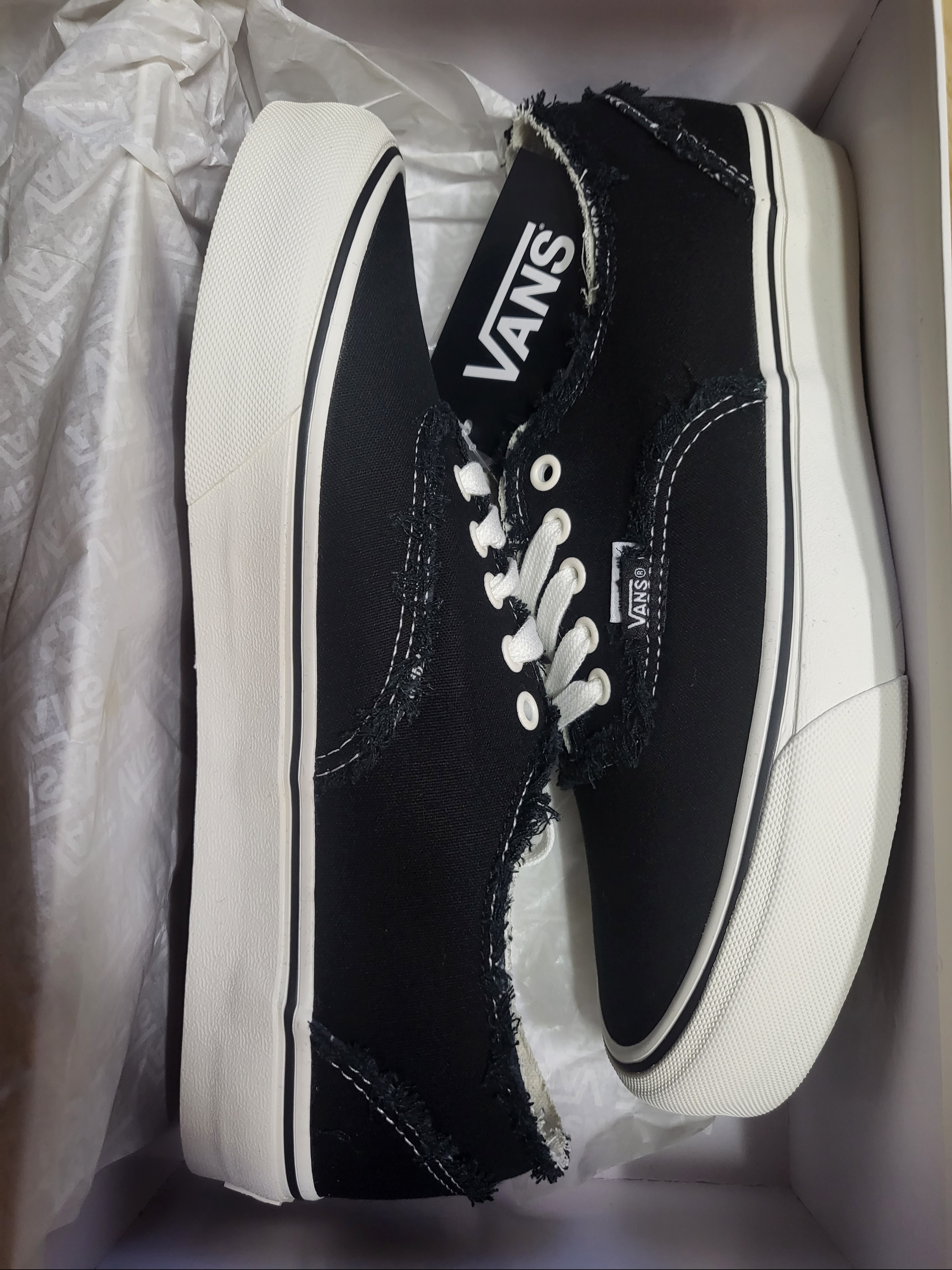 Vans Vault x Invincible OG Authentic Frayed LX Gnarly Pack Black 착용 스타일