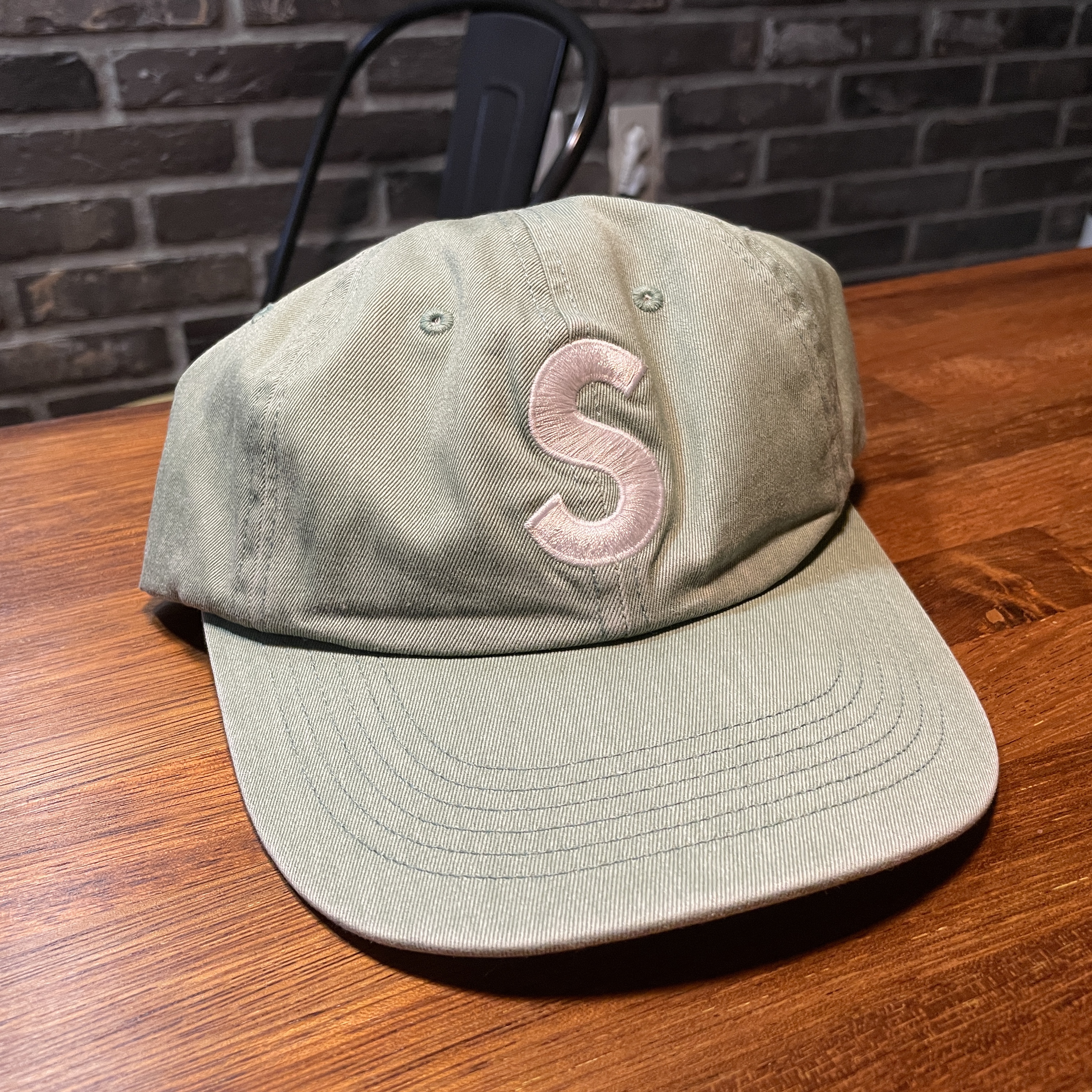 Supreme Pigment Print S Logo 6-Panel Light Sage - 22FW 착용 스타일