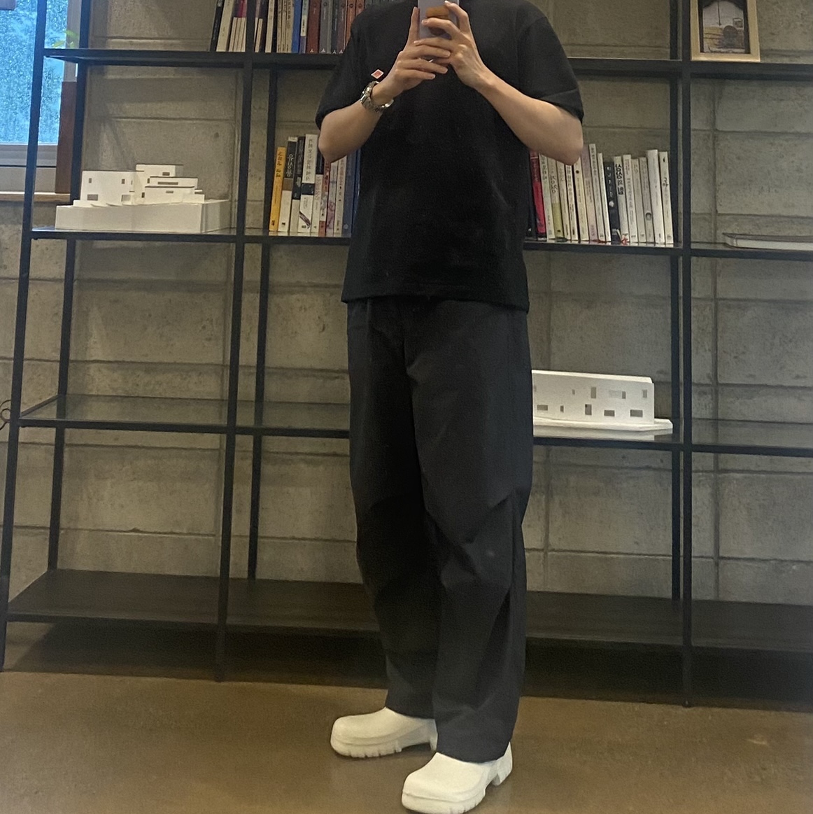 Birkenstock A630 Clog White, Danton Plain Short Sleeve Pocket T-Shirt Black 착용 스타일
