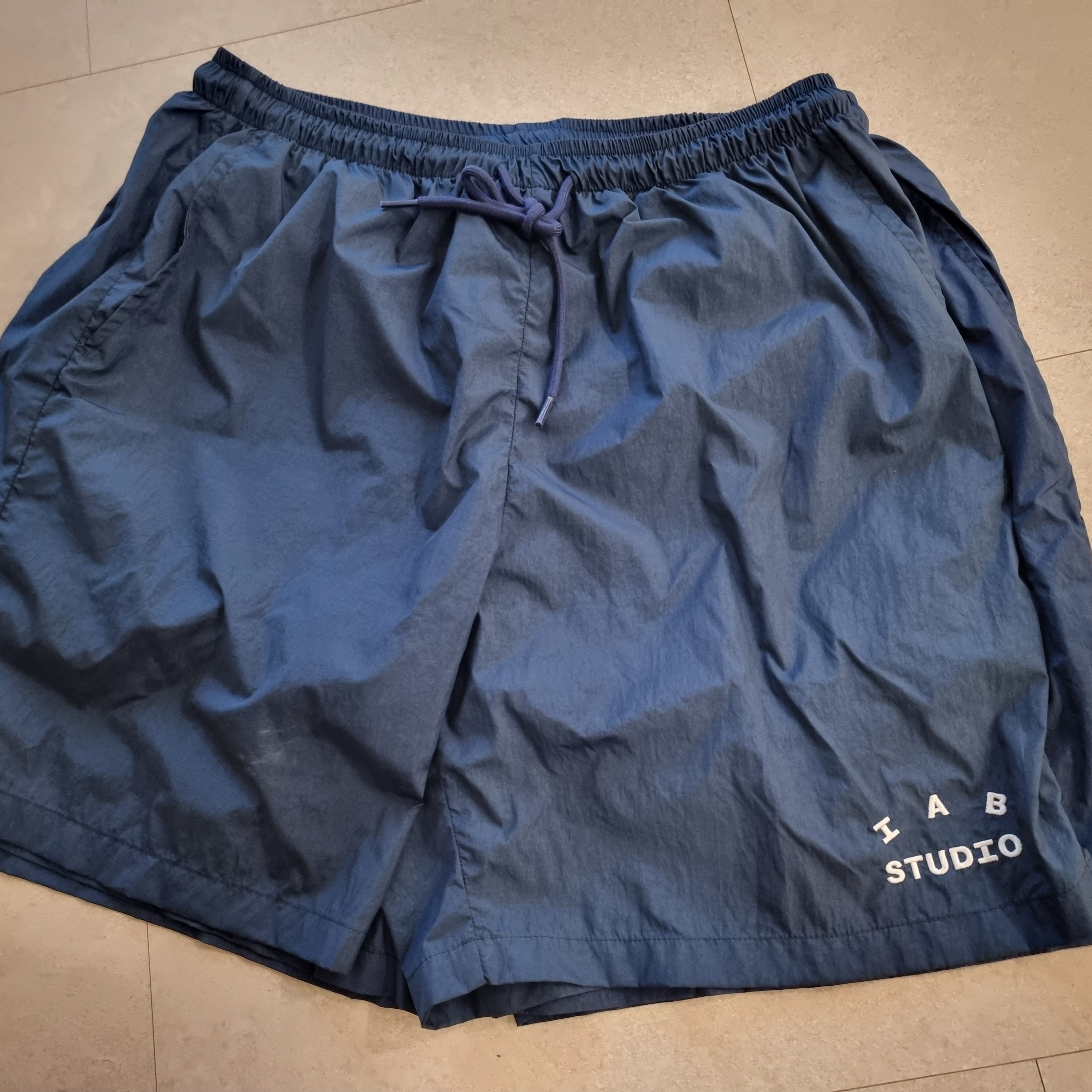 IAB Studio Woven Shorts Navy - The Hyundai Seoul Exclusive 착용 스타일 - 2