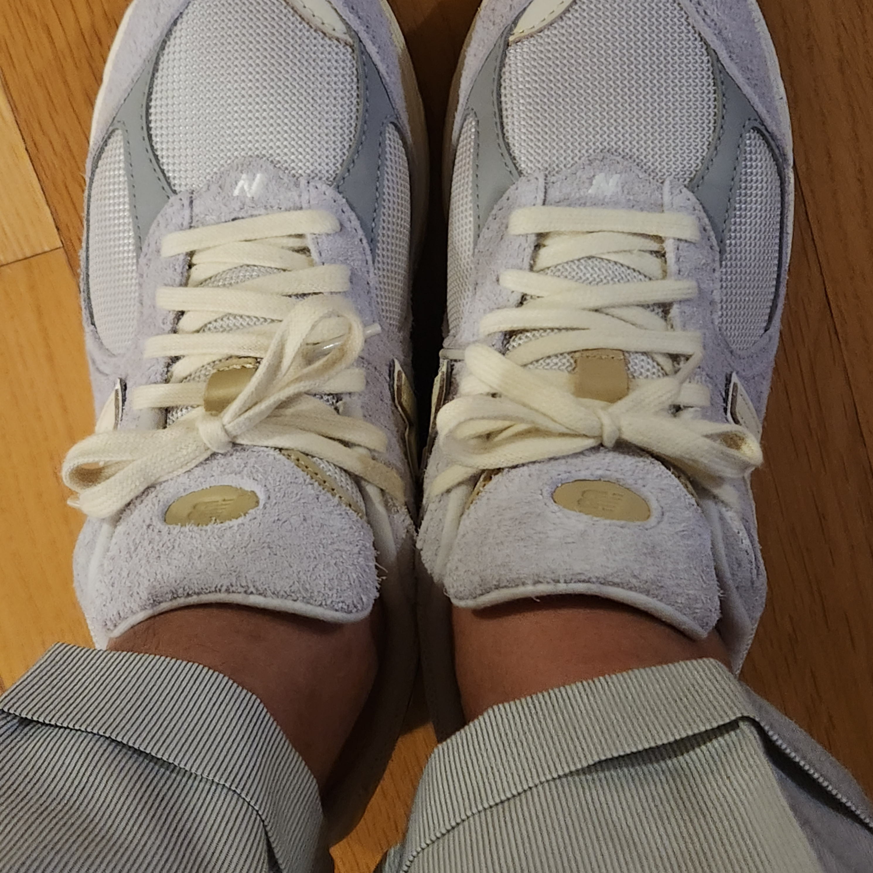 New Balance 2002R Rain Cloud Angora 착용 스타일 - 3