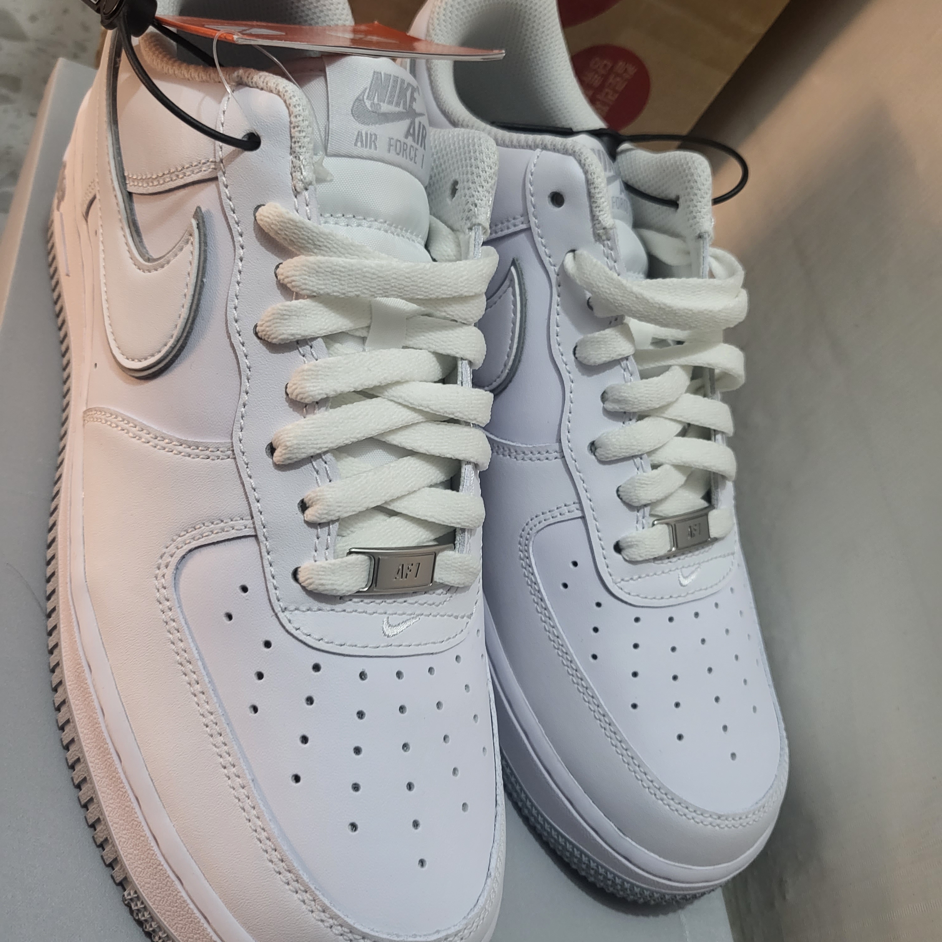 Nike Air Force 1 '07 White Wolf Grey 착용 스타일