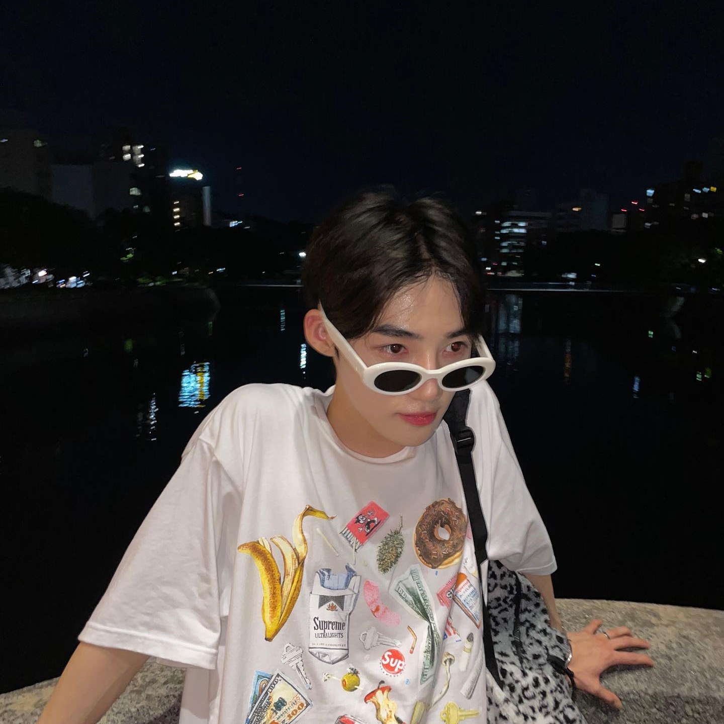 Supreme Trash T-Shirt White - 23SS, Gentle Monster Tambu W1 White 착용 스타일 - 2