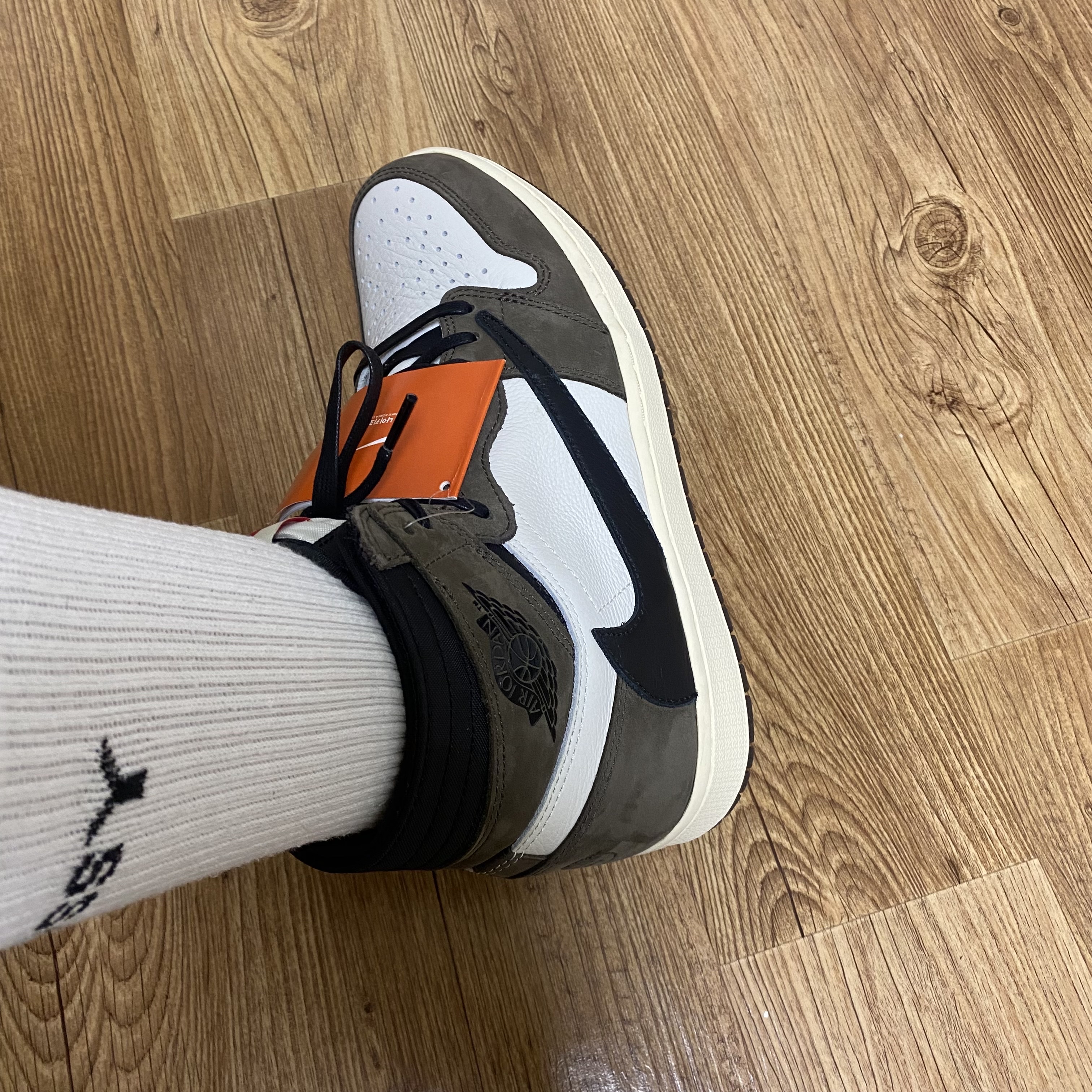 Jordan 1 x Travis Scott Retro High OG SP Mocha, Nike x Stussy NRG Crew Socks White Black 착용 스타일